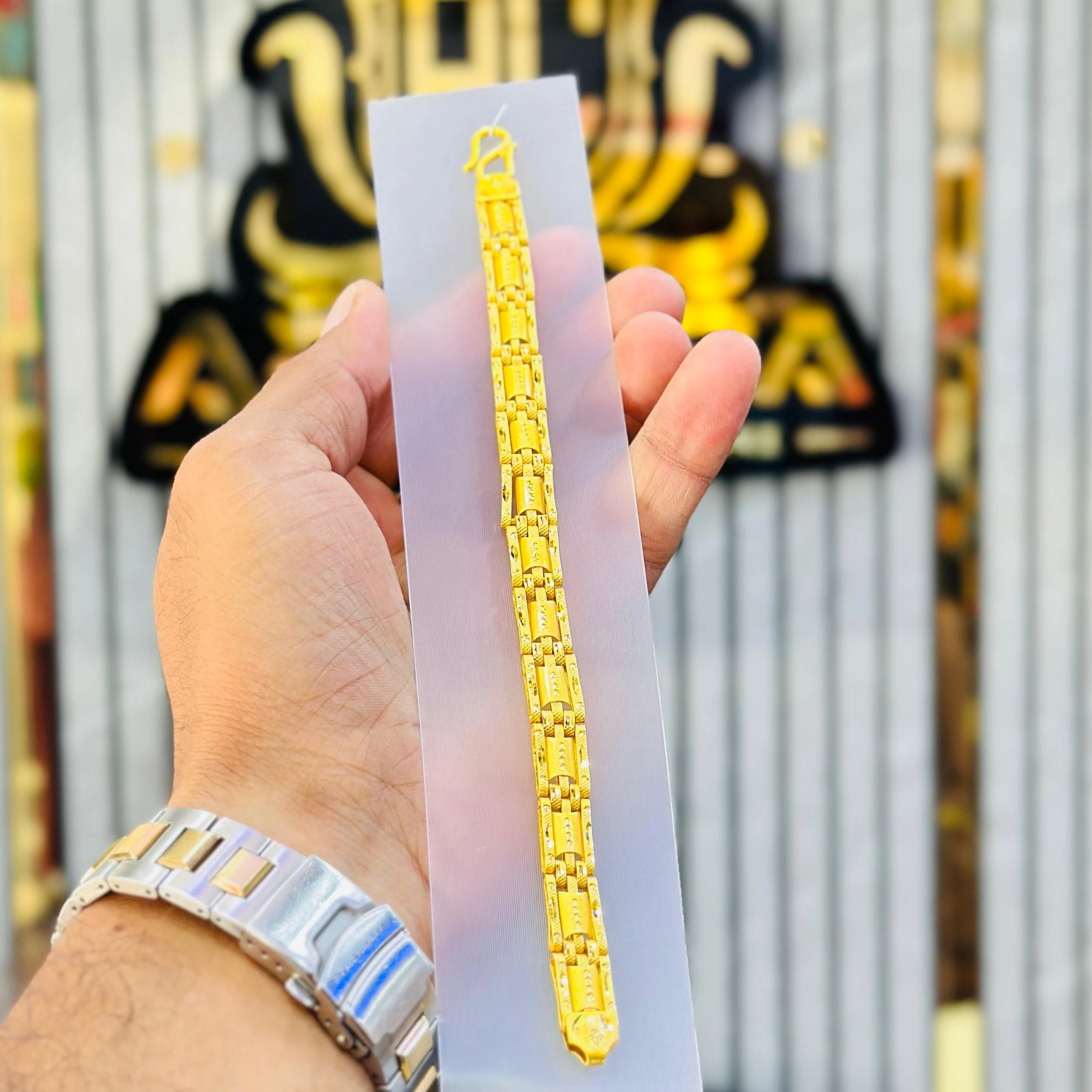 Men’s gold-plated link bracelet.