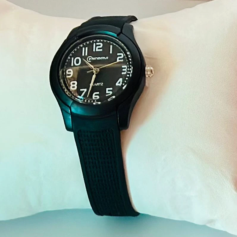 MINGRUI or Edillas kids' analog quartz watch with a black silicone strap.