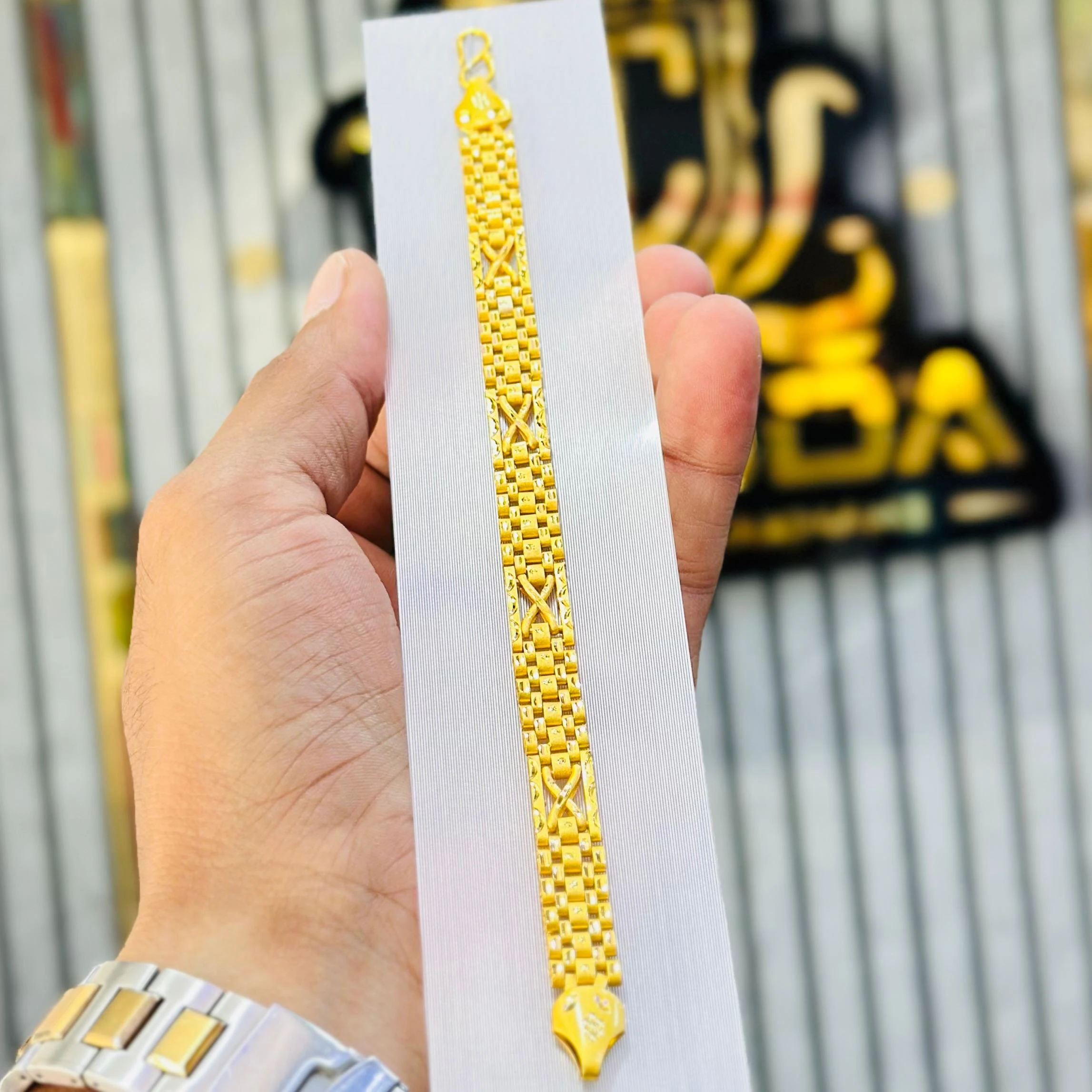 Men’s gold-plated link bracelet.