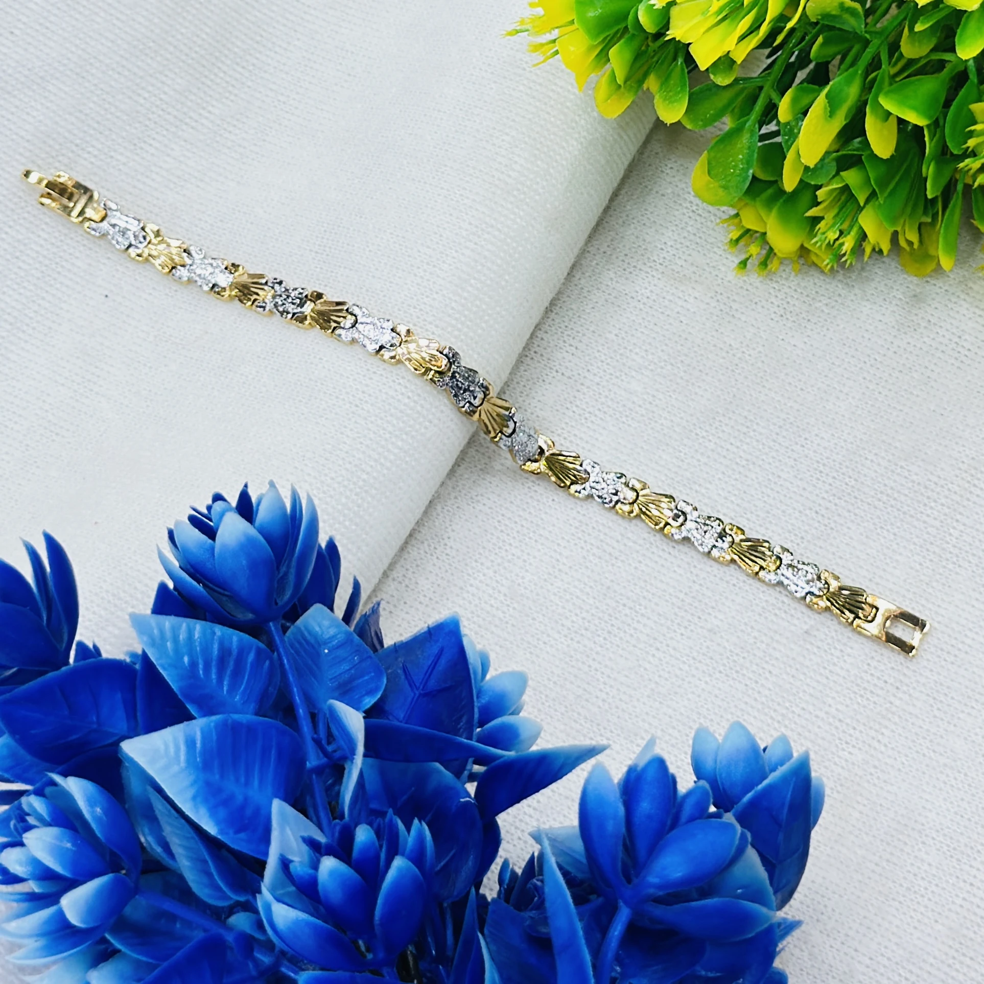 Two tone golden and silver colored link bracelet,