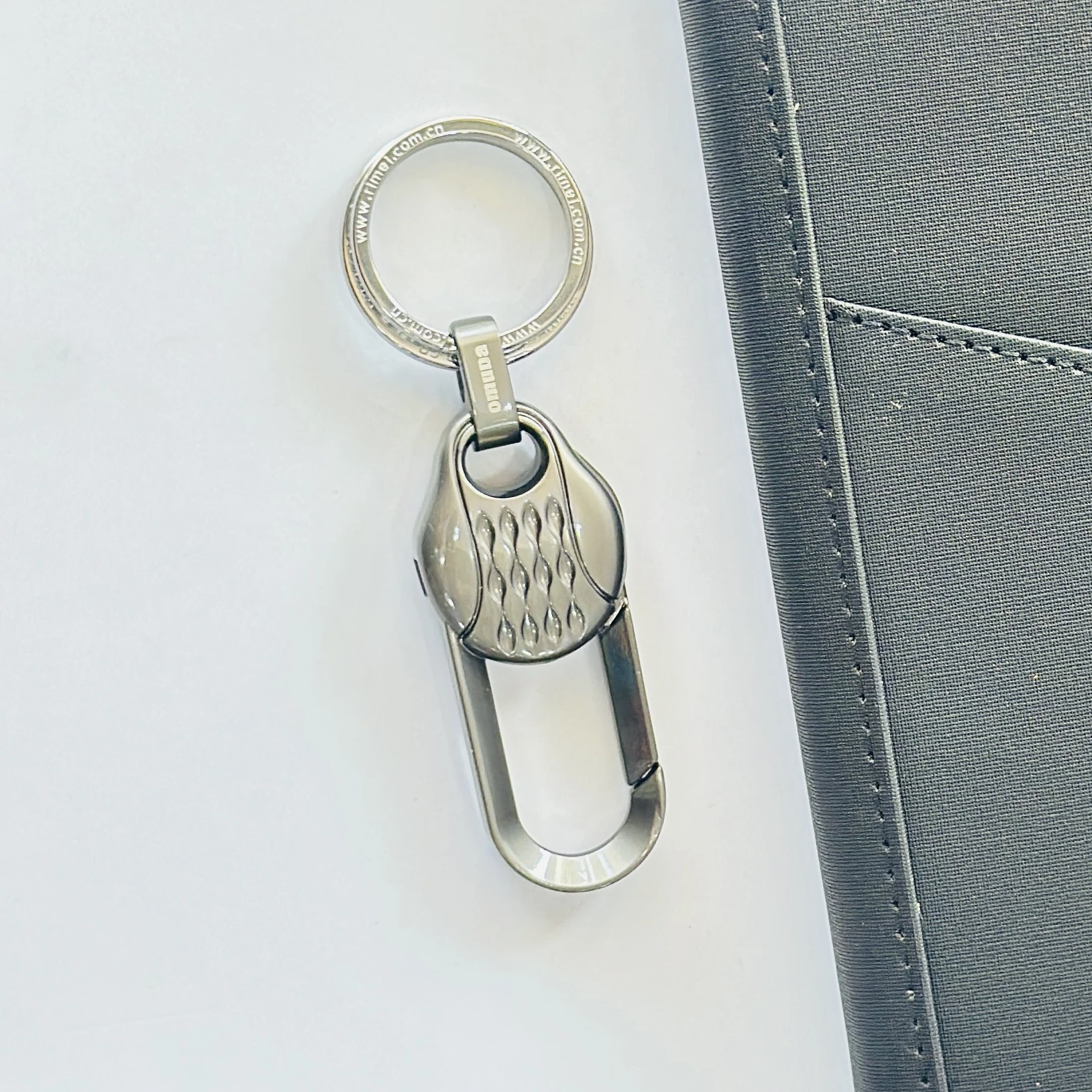 OMUDA hook locking metal keychain