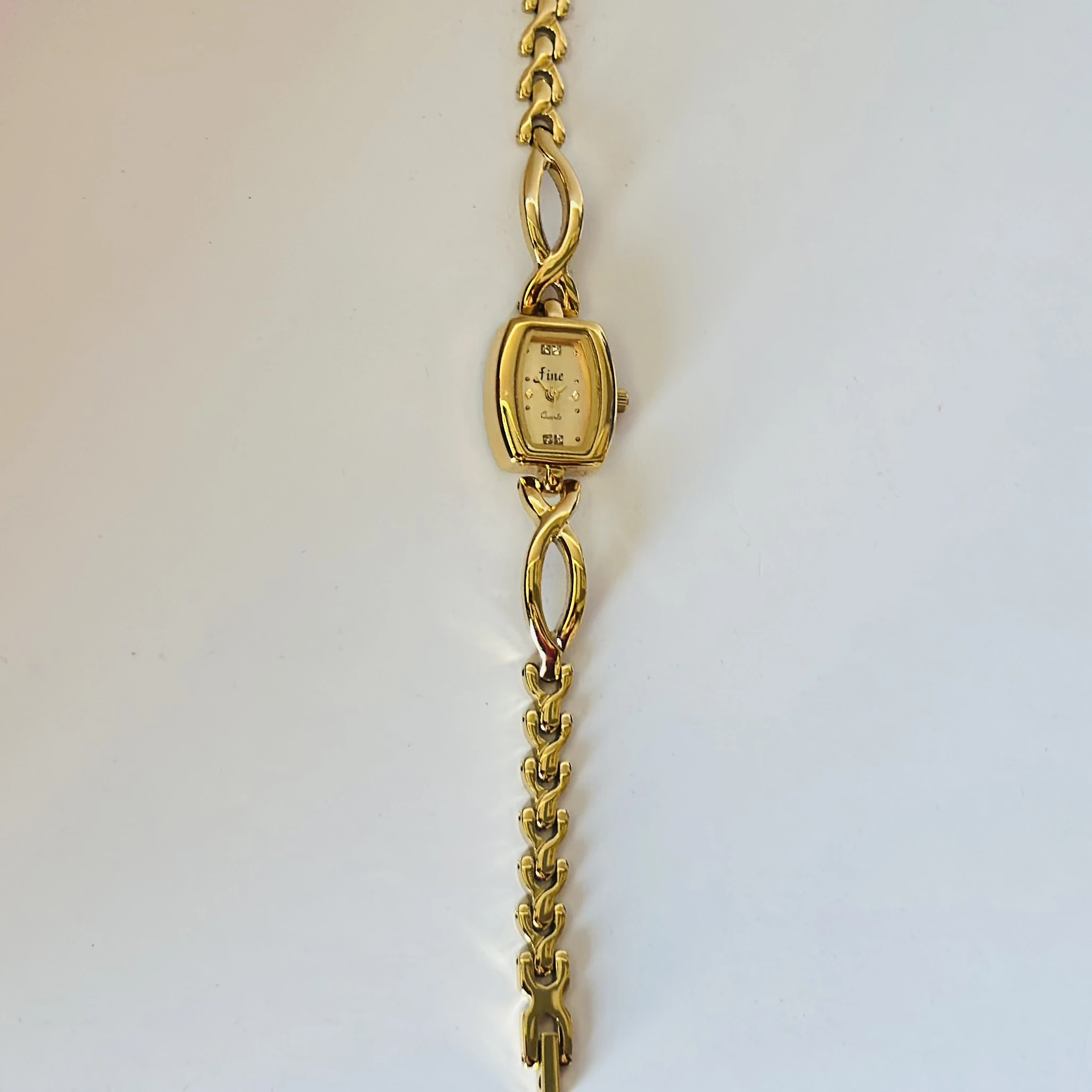 Fashion golden oval dial bracelet quartz wrist watch for women.
