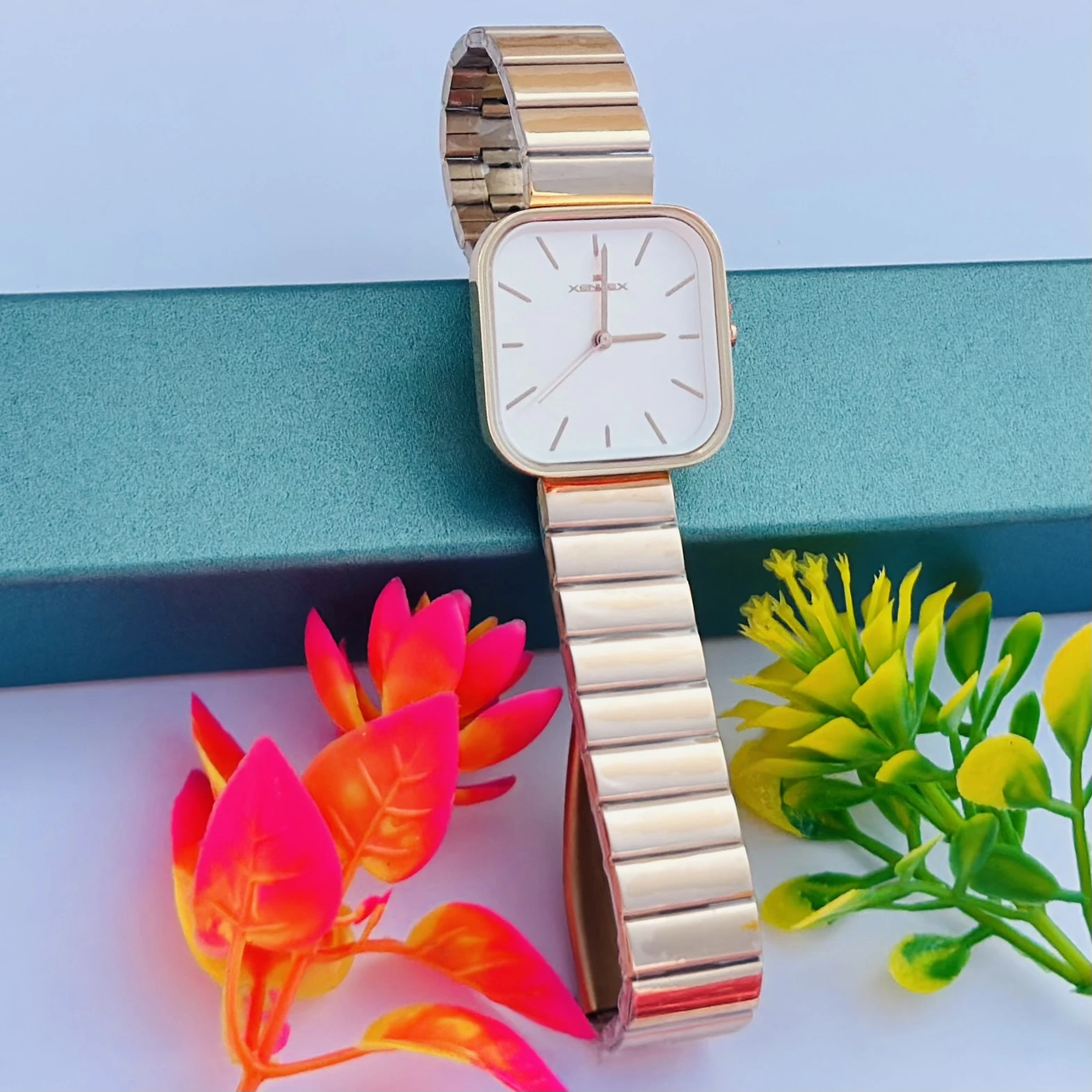 Quartz Analog White Dial Stainless Steel Strap Watch for Women.