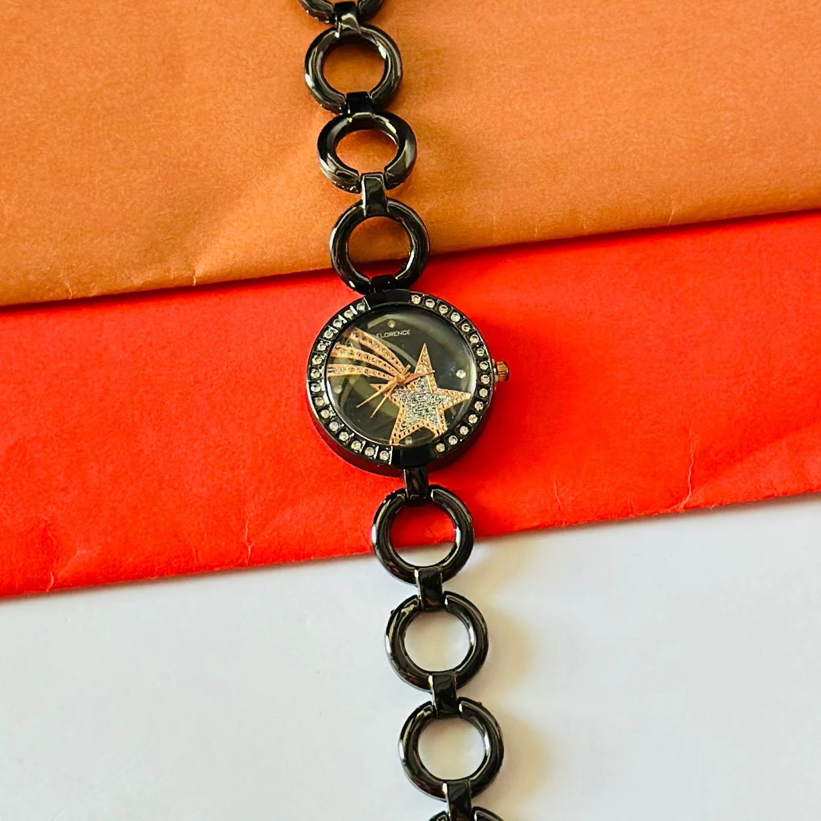 Stunners Quartz Analog Black Dial Metal Strap Watch for Girls.