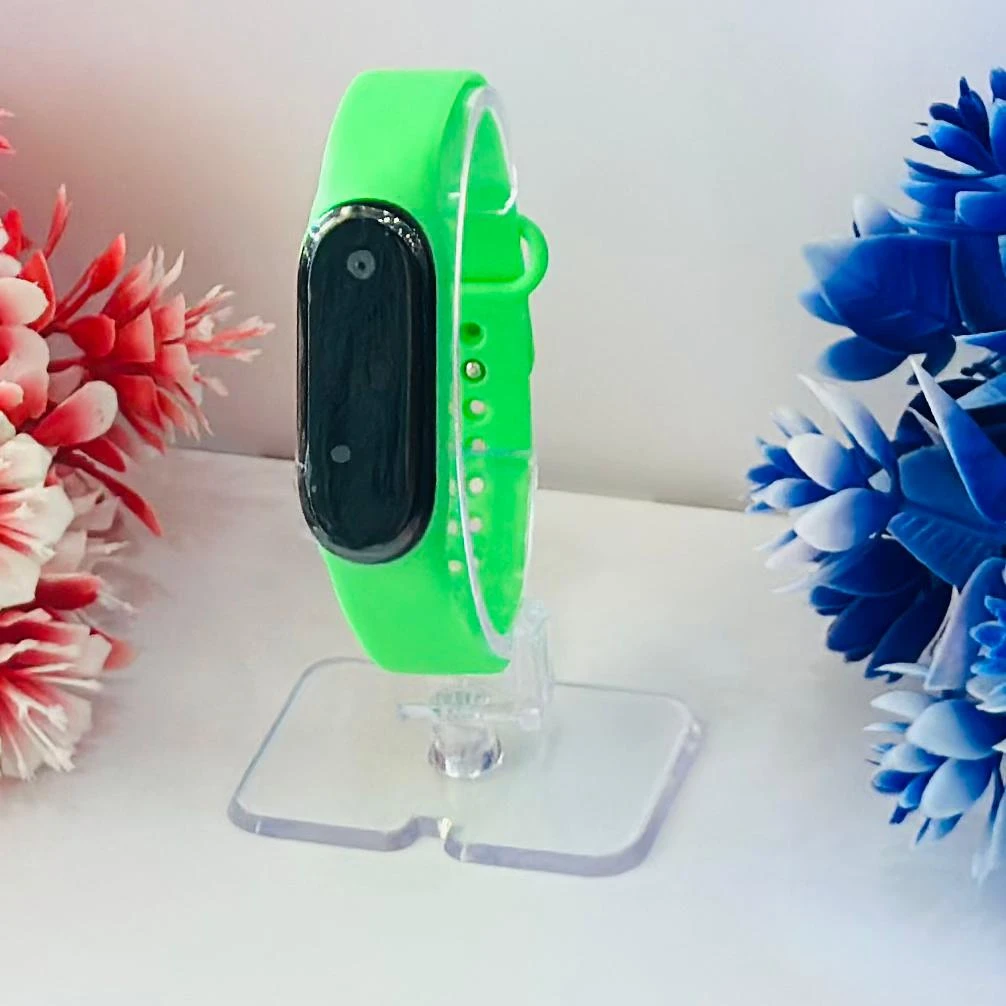 appears to be an Aquarius AQ112 fitness tracker in green