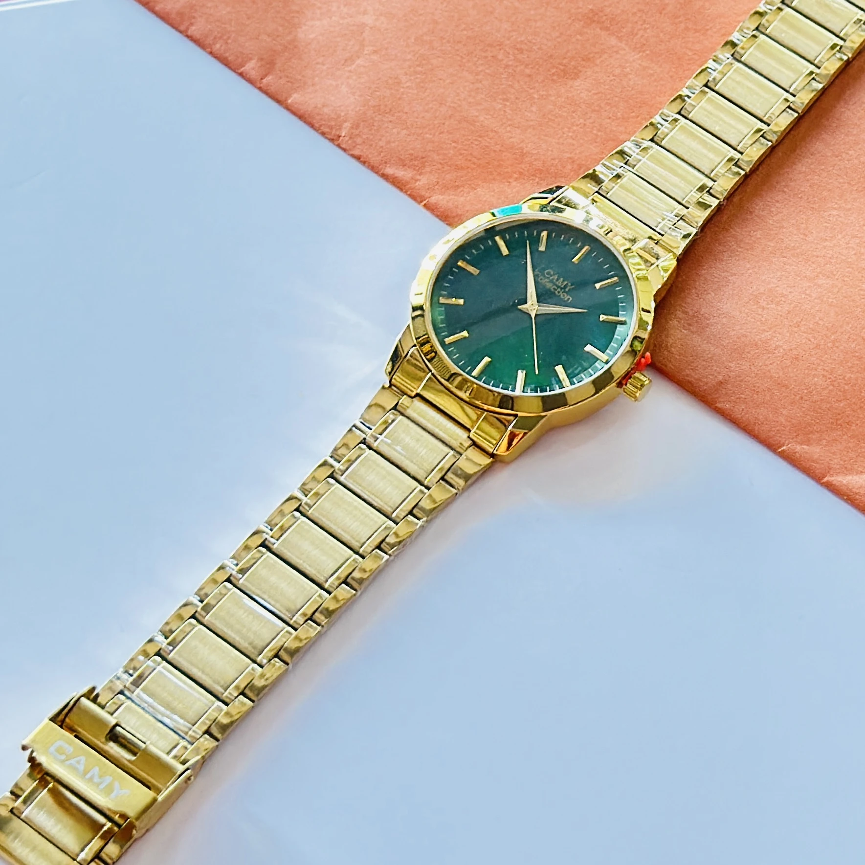 Gold coloured analogue watch for man’s
