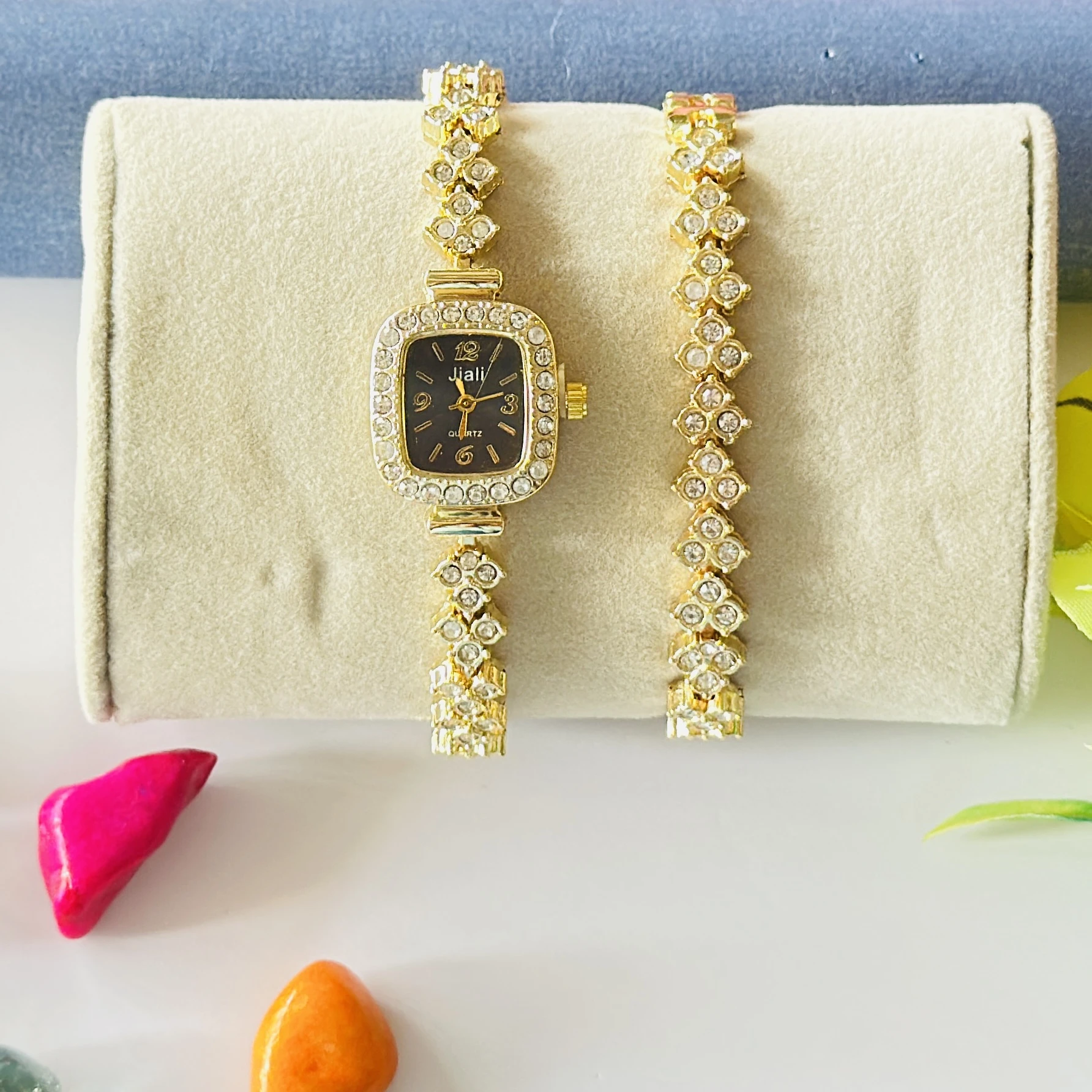 CdyBox Lady Elegant Diamond Bracelet Quartz Watch set in gold