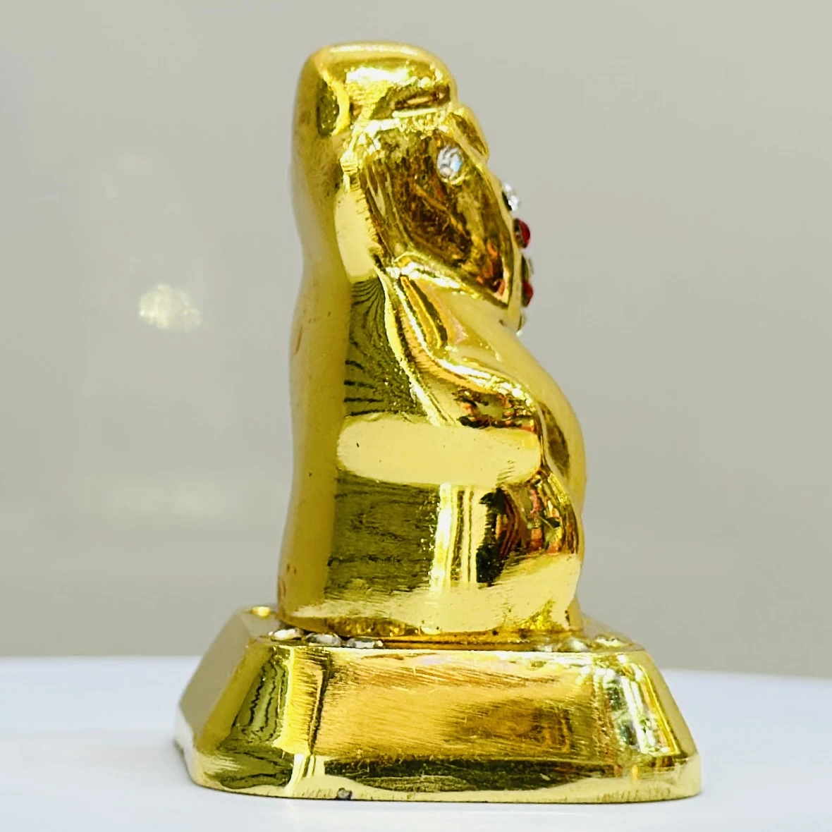Gold -colored idol of the Hindu deity Ganesha,