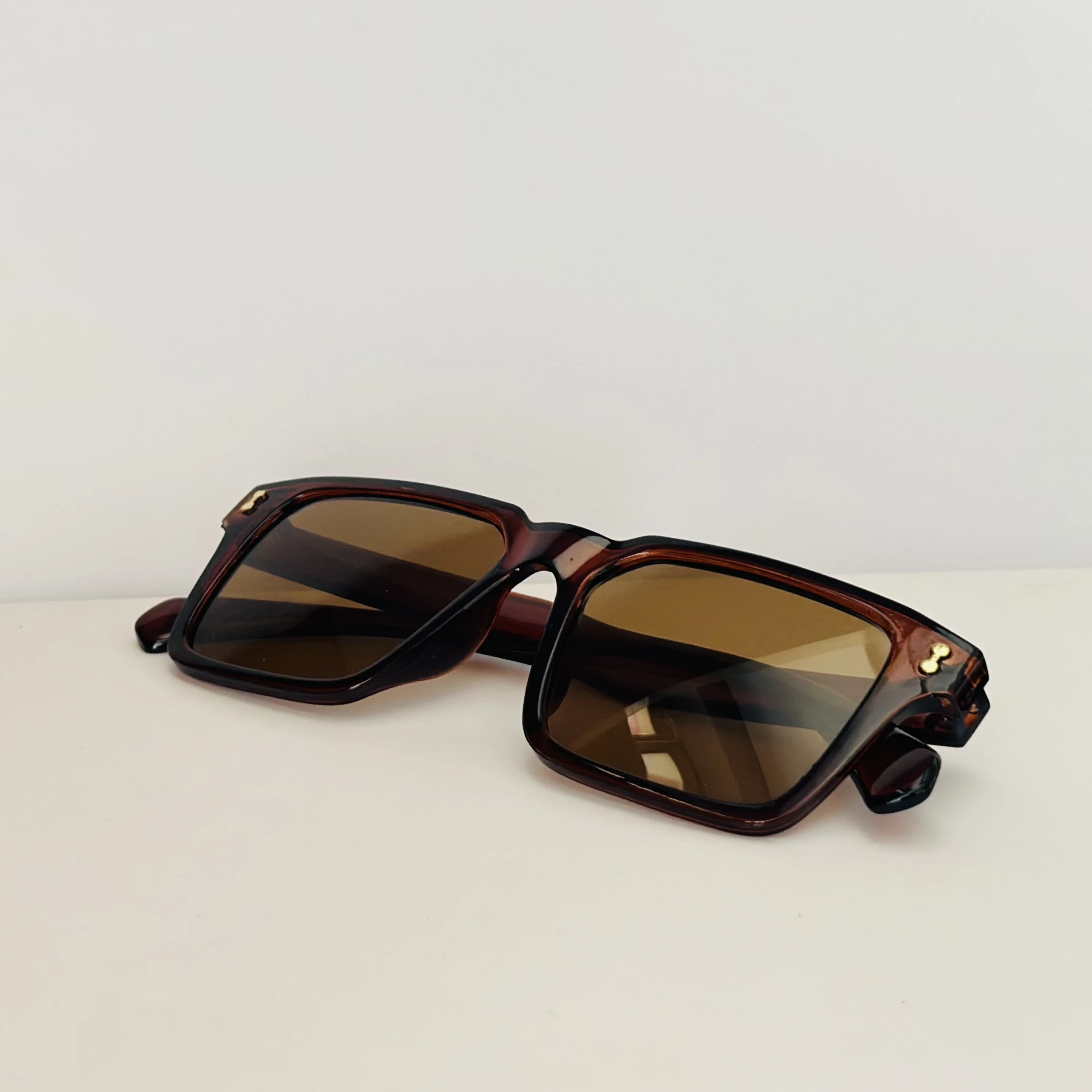 Brown oversized flat-top sunglasses.