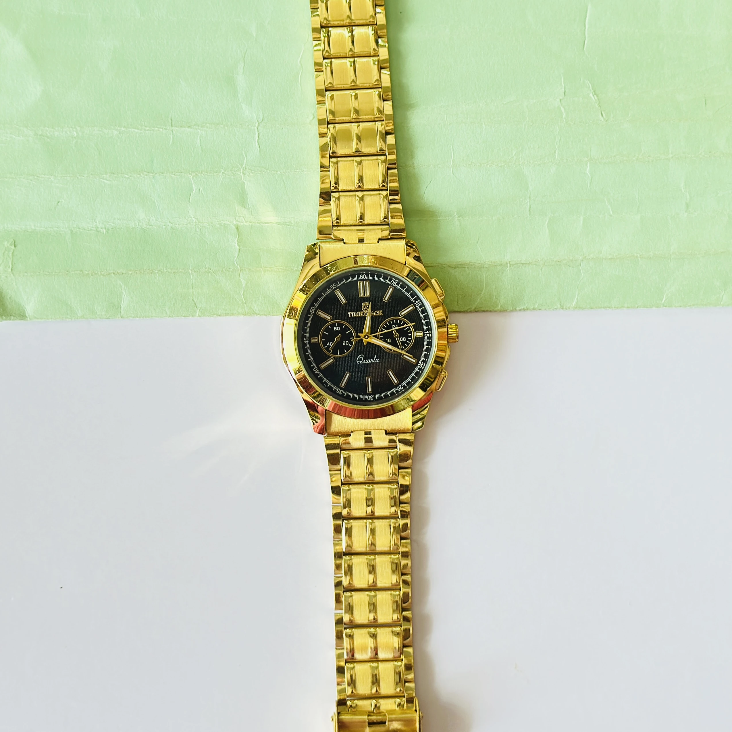 Gold coloured analogue watch for man’s