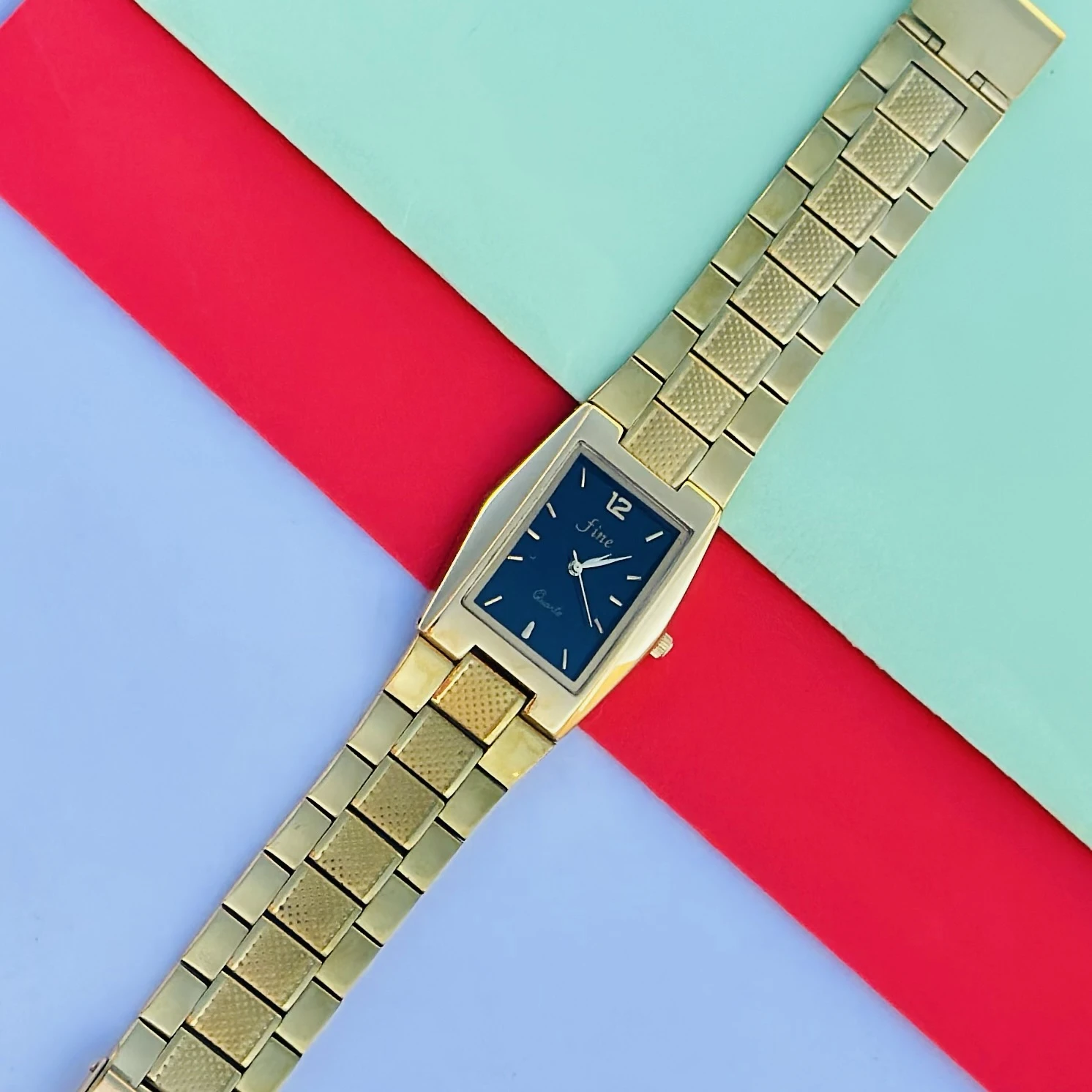 Fine gold-plated analog quartz watch