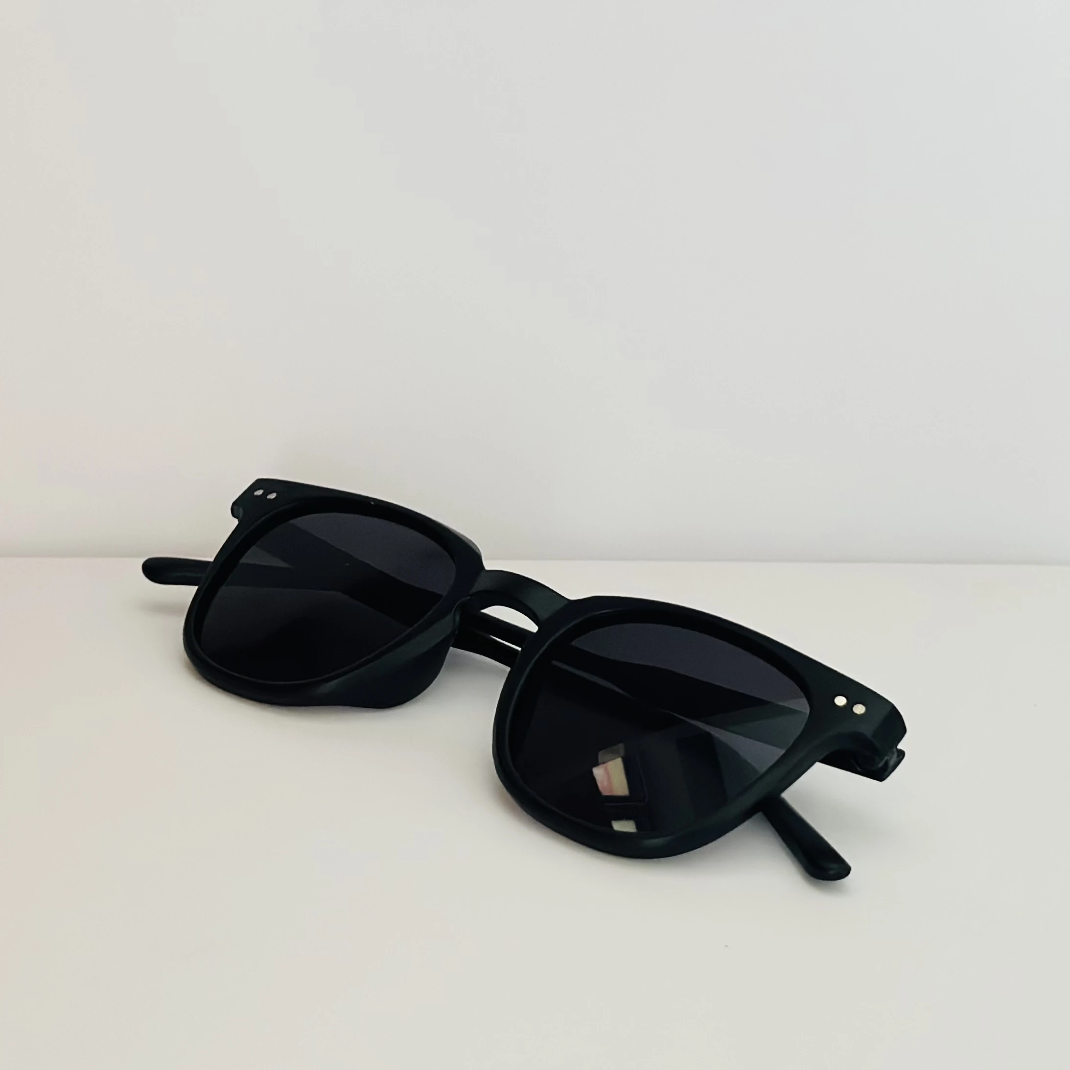 Muse Sharla sunglasses in a shiny black color.