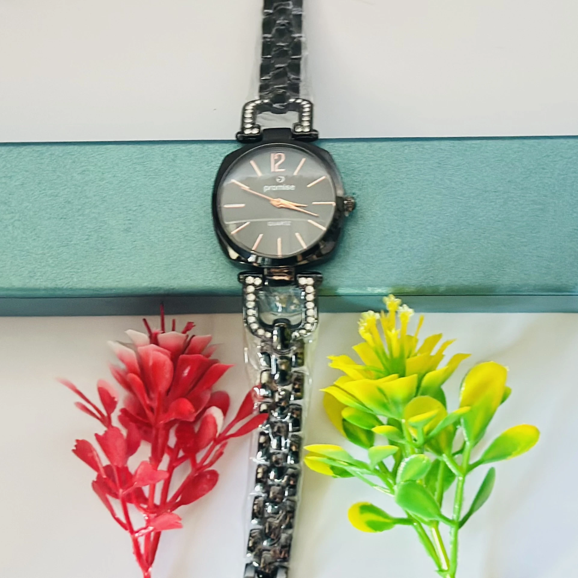 Promise Gajartz quartz analog watch