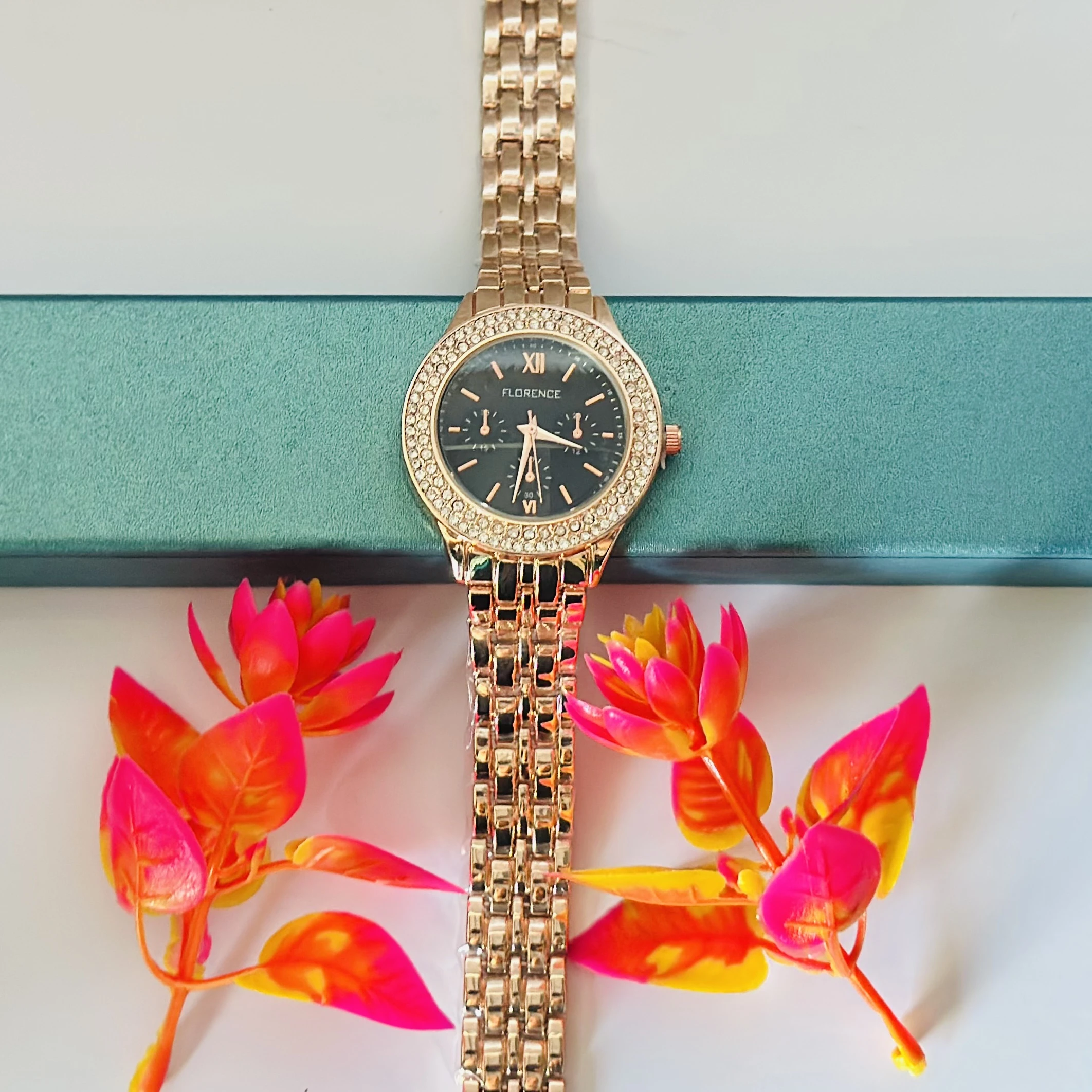 Quartz analog watch for women