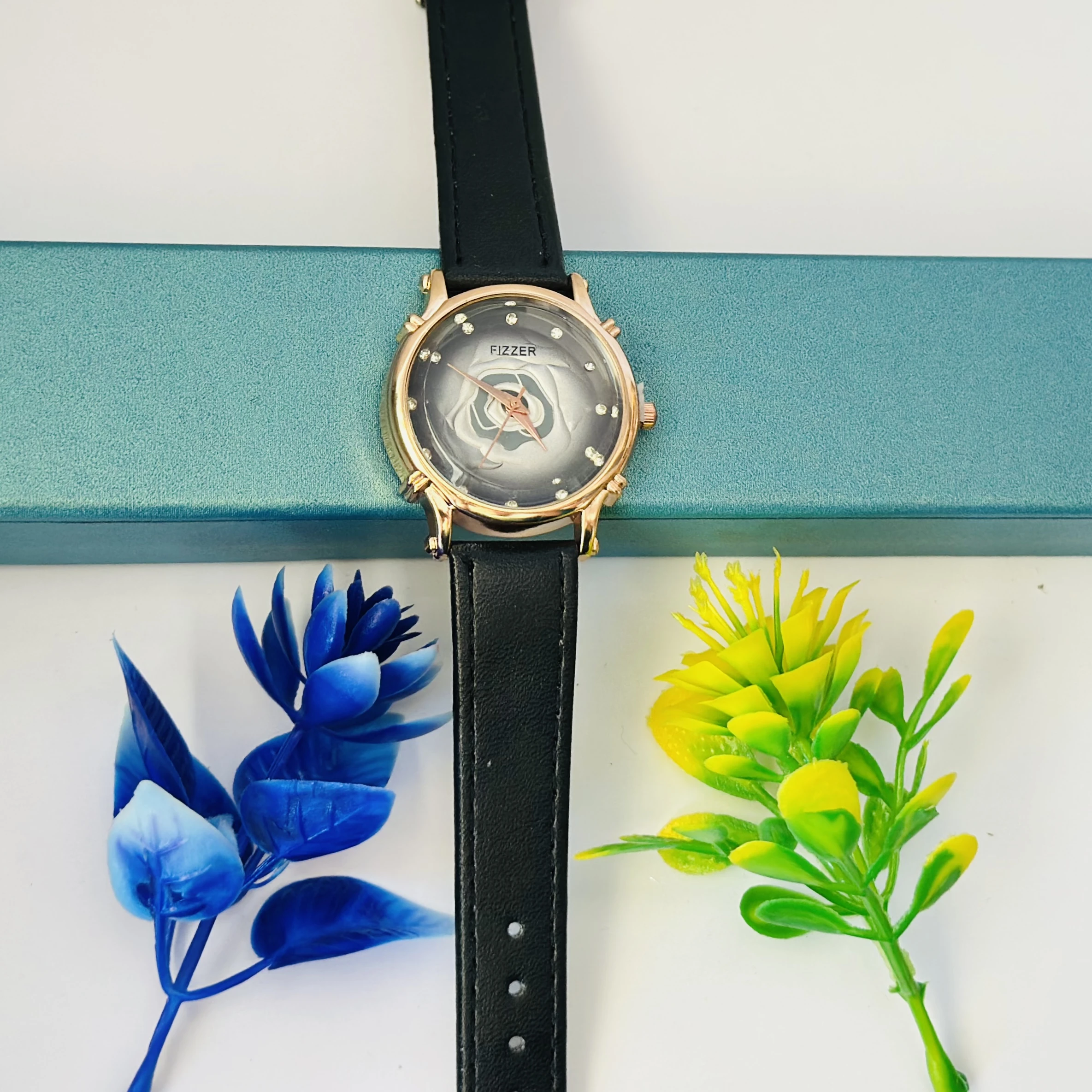 Analog quartz watch for women