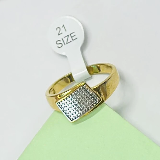 Yellow gold ring with round and baguette natural diamonds.
