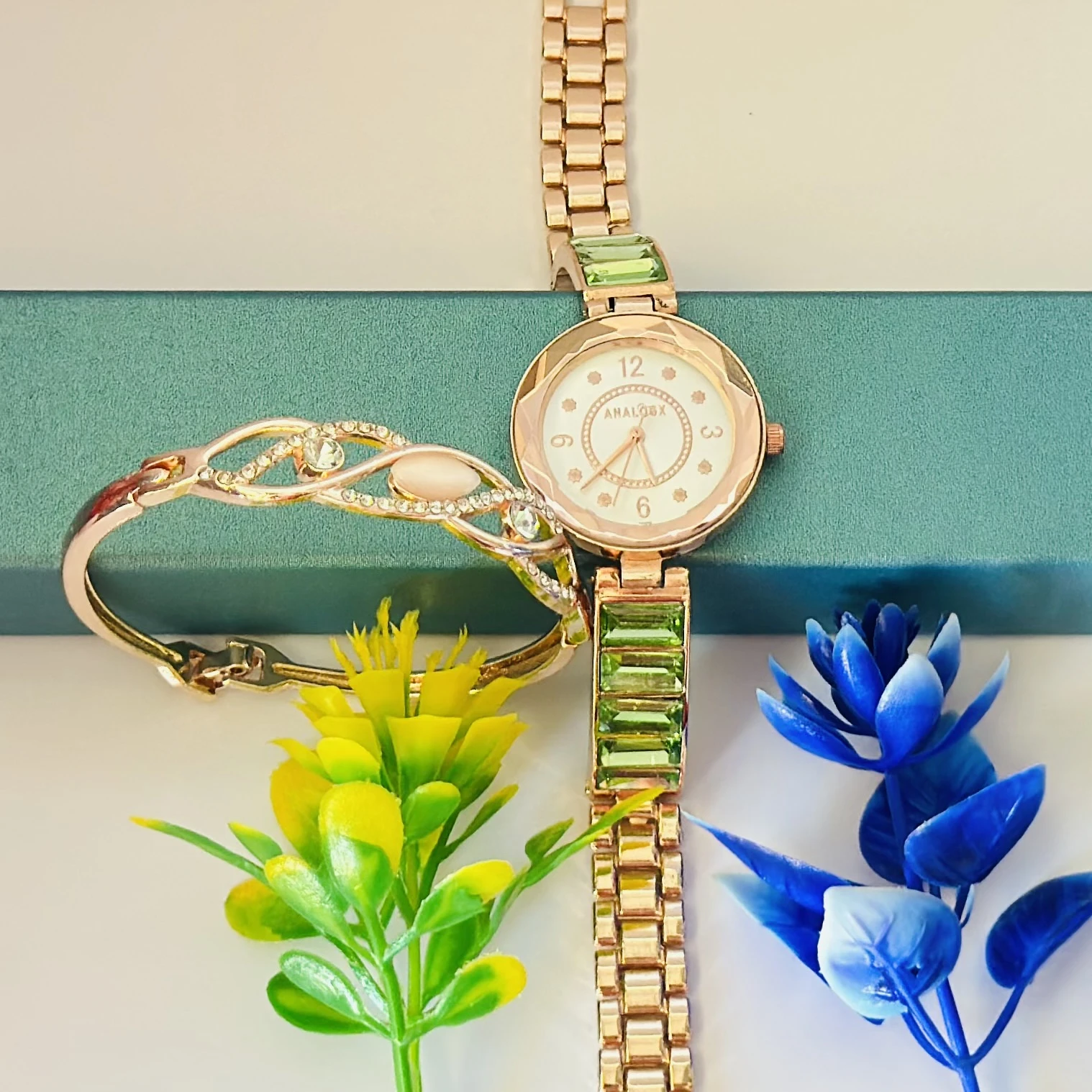 Analog watch with a bracelet set