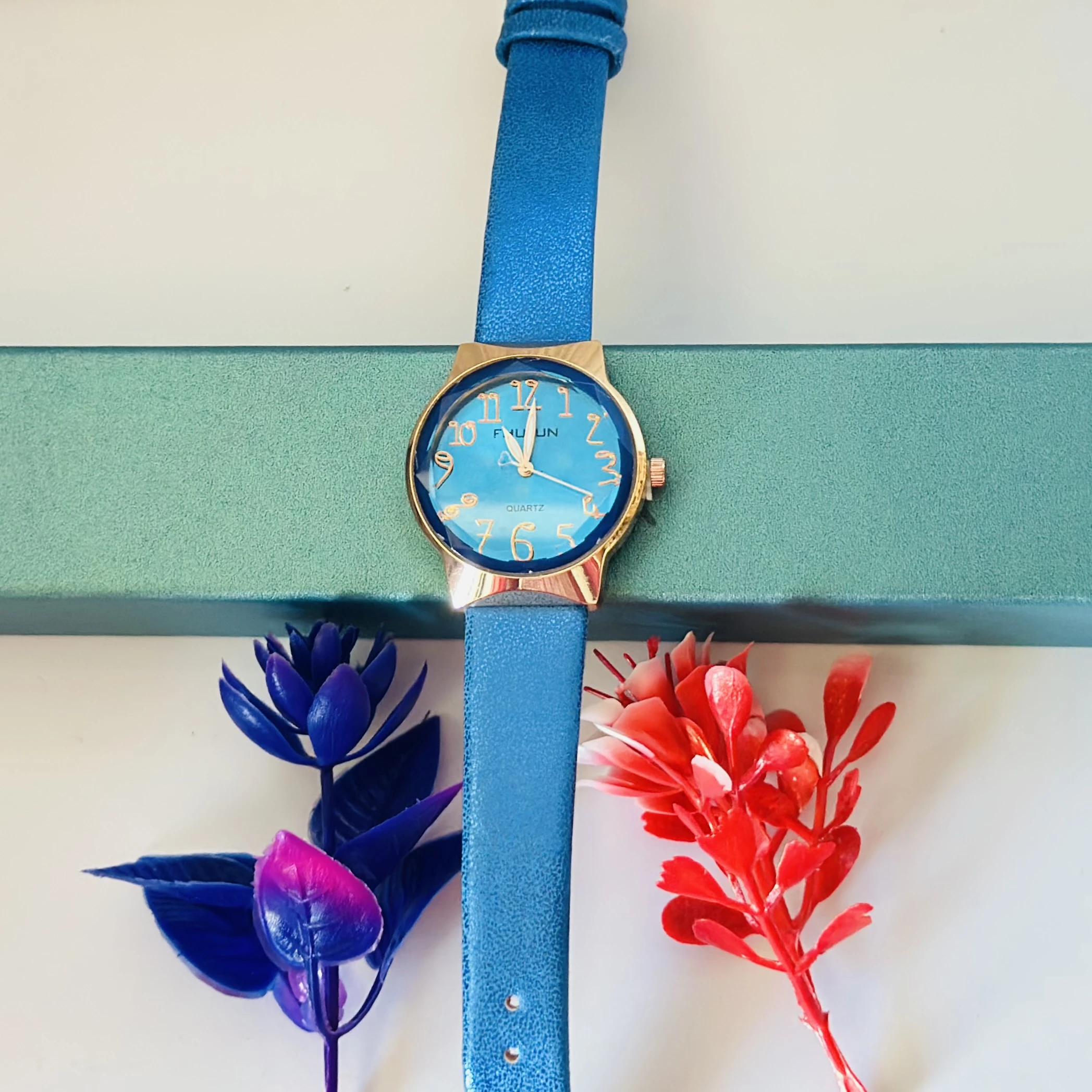 Analog quartz watch for women