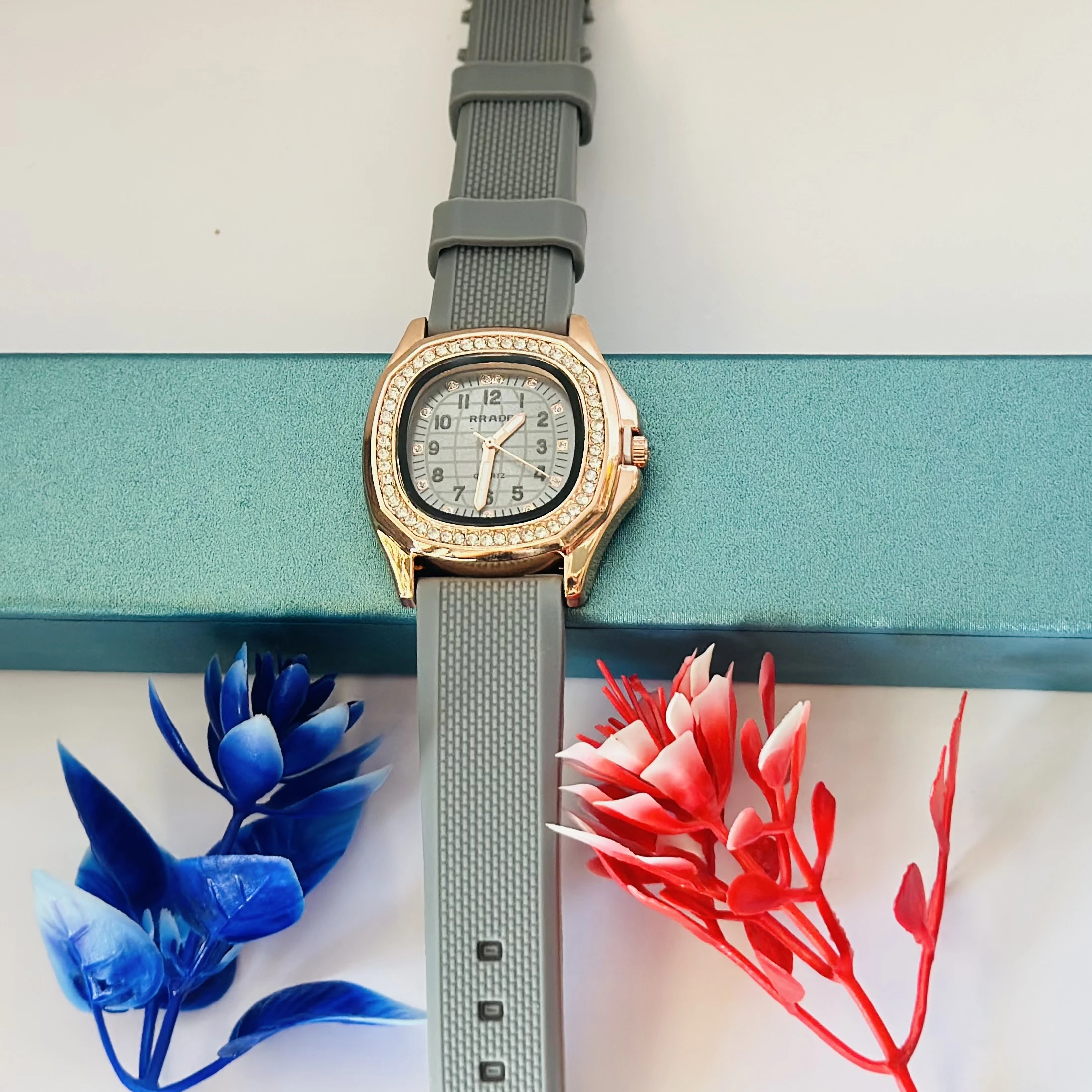 fashionable women's quartz watch