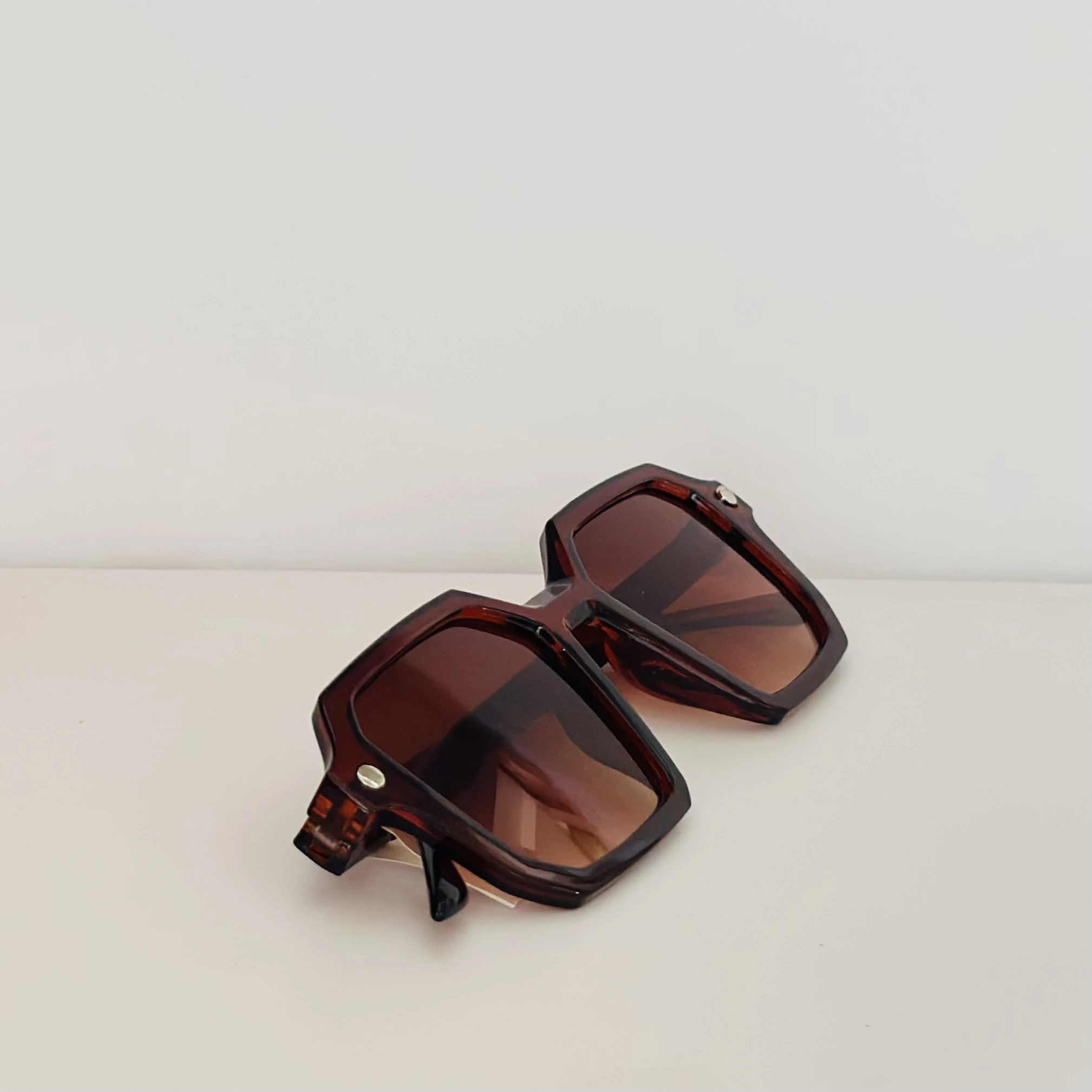 PANTHOS sunglasses with a vintage fashion design.