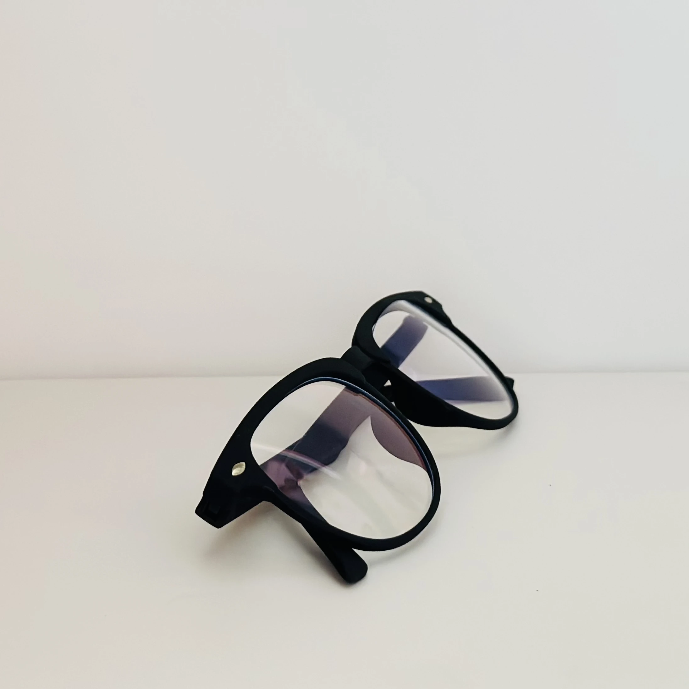 Black round-frame Saintimo Valtina blue light blocking computer glasses with anti-glare, anti-reflective lenses.