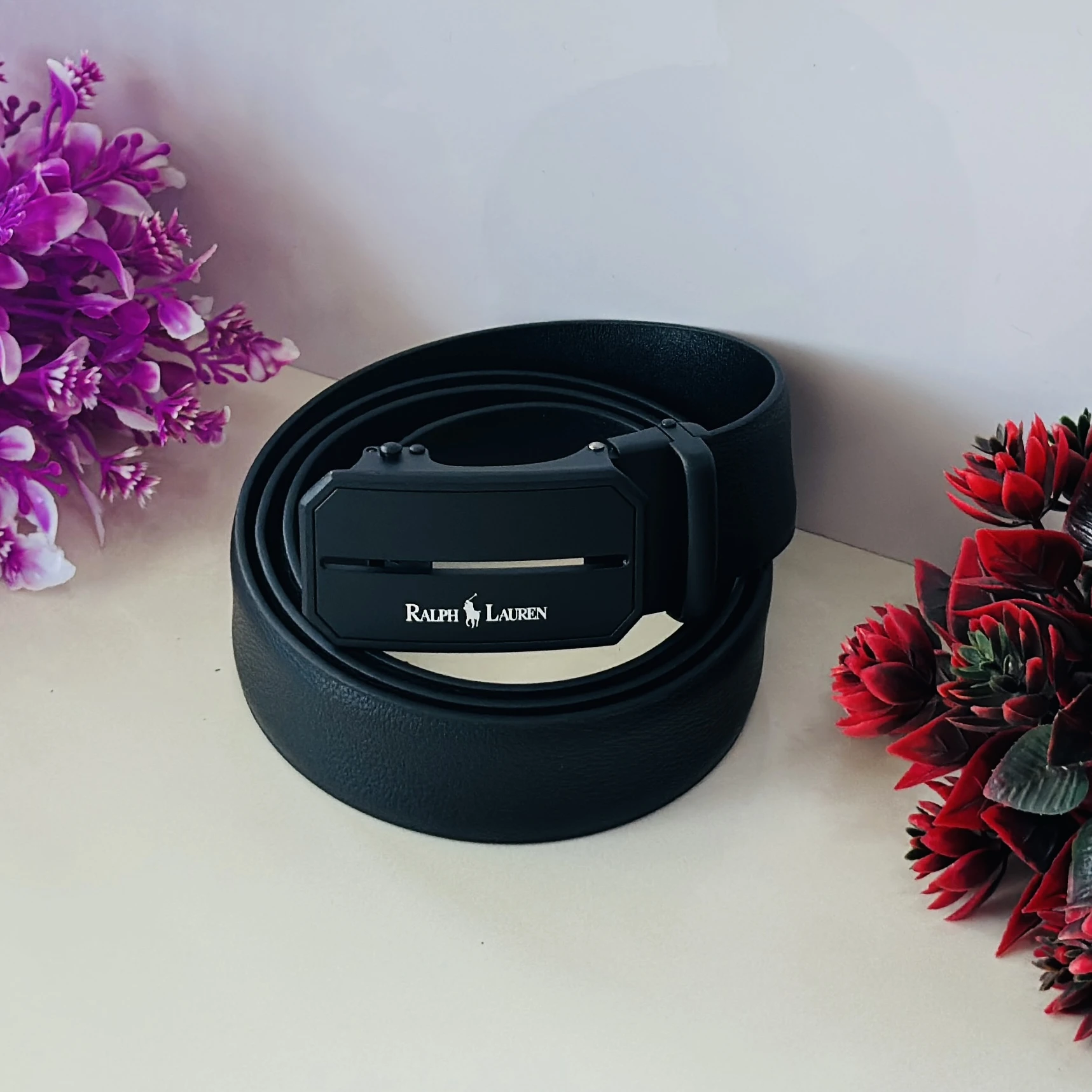 Men’s black leather auto-lock buckle belt.