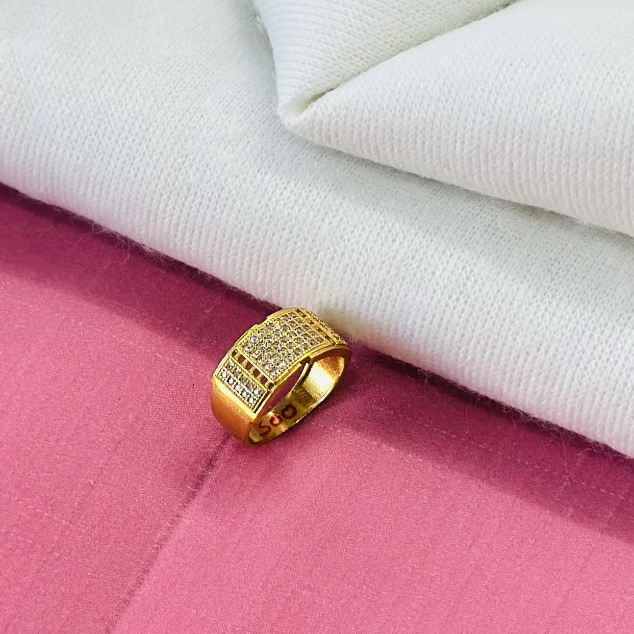 Gold plated finger ring with artificial stones.