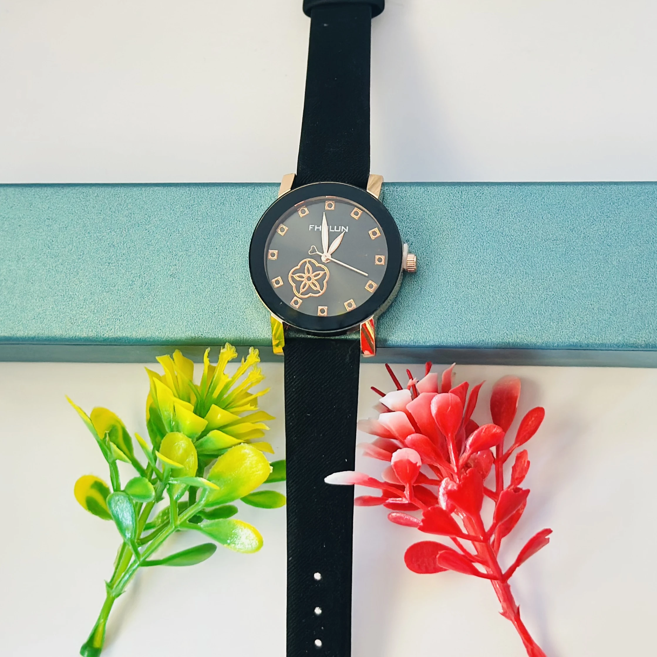 Quartz analog watch for women