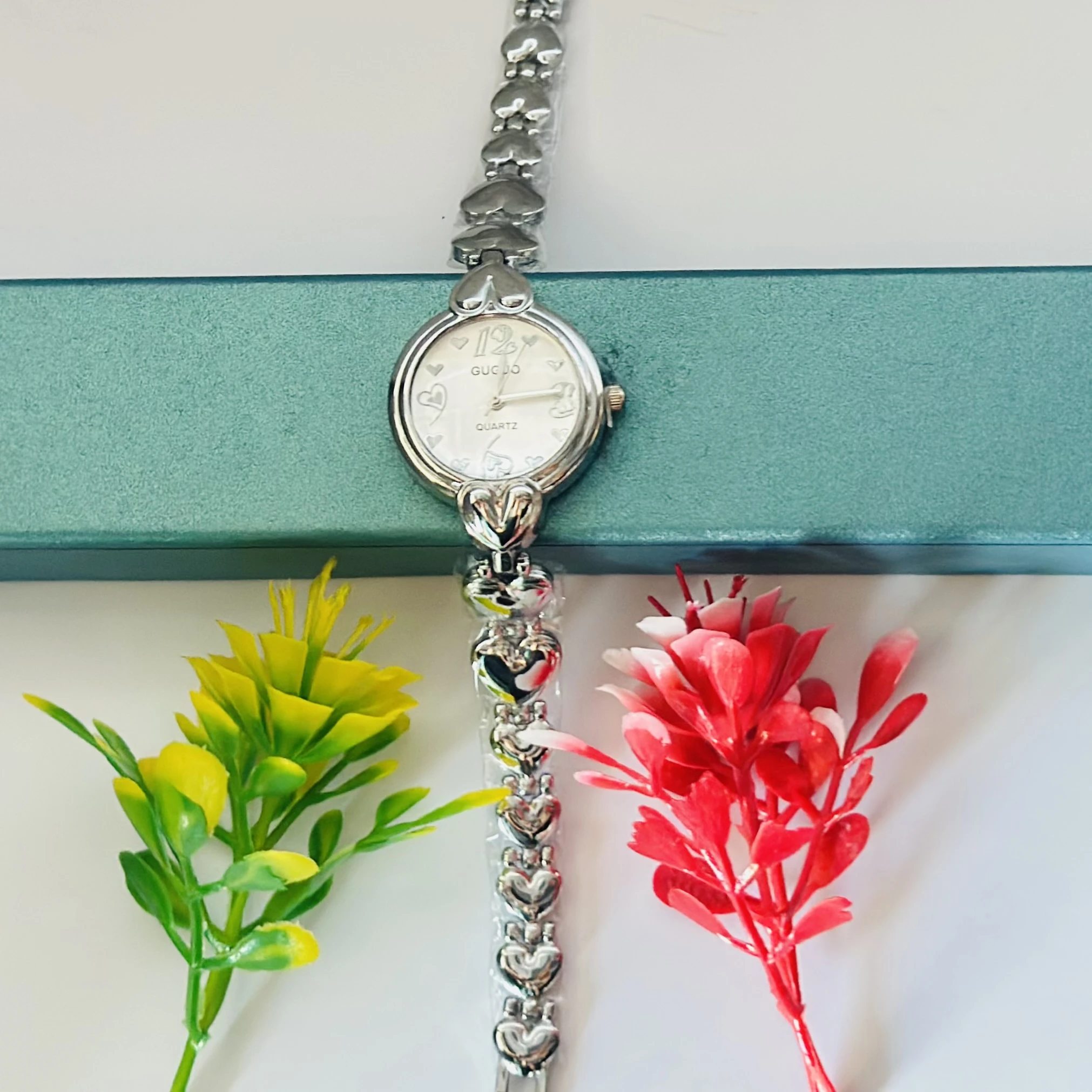 Quartz analog watch for women