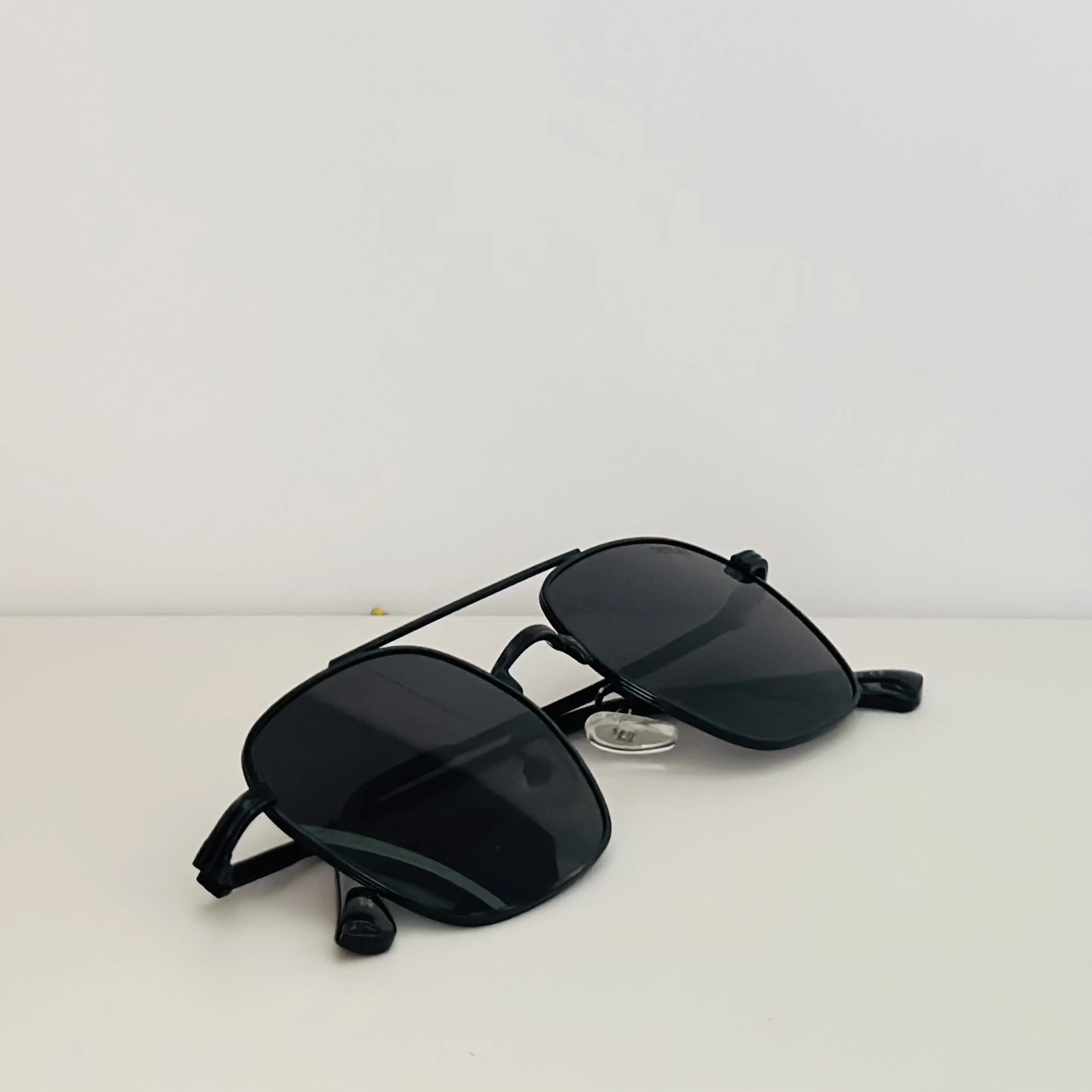 Tommy Hilfiger TH 1671/S sunglasses in black with grey lenses.