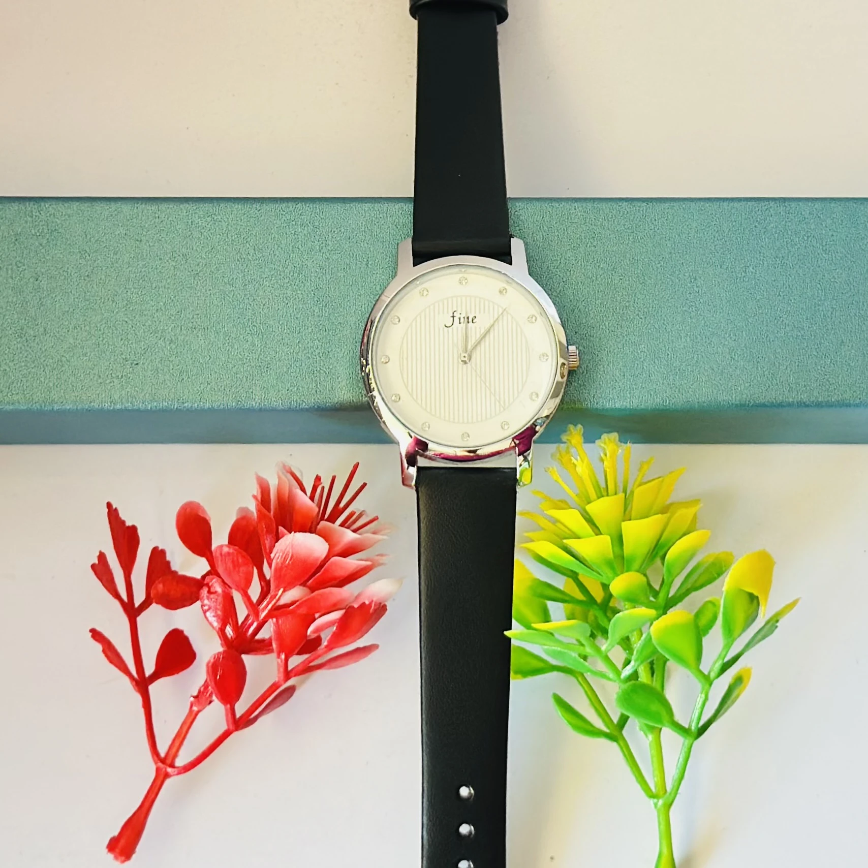 Quartz analog watch for women