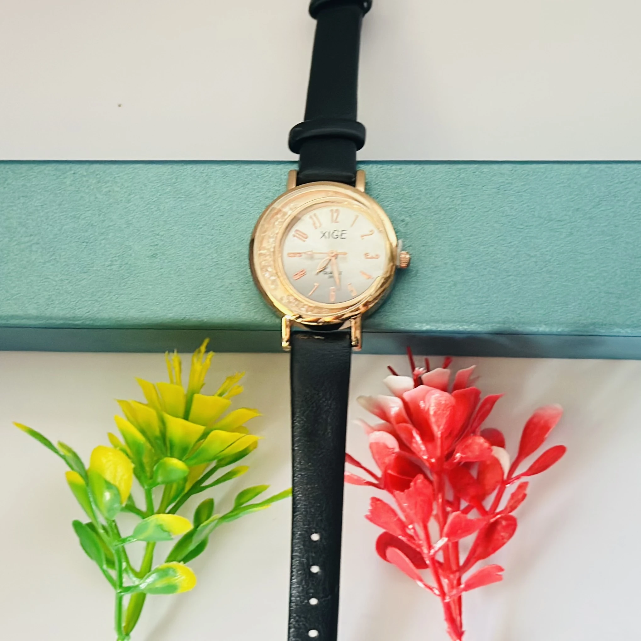 Quartz analog watch for women