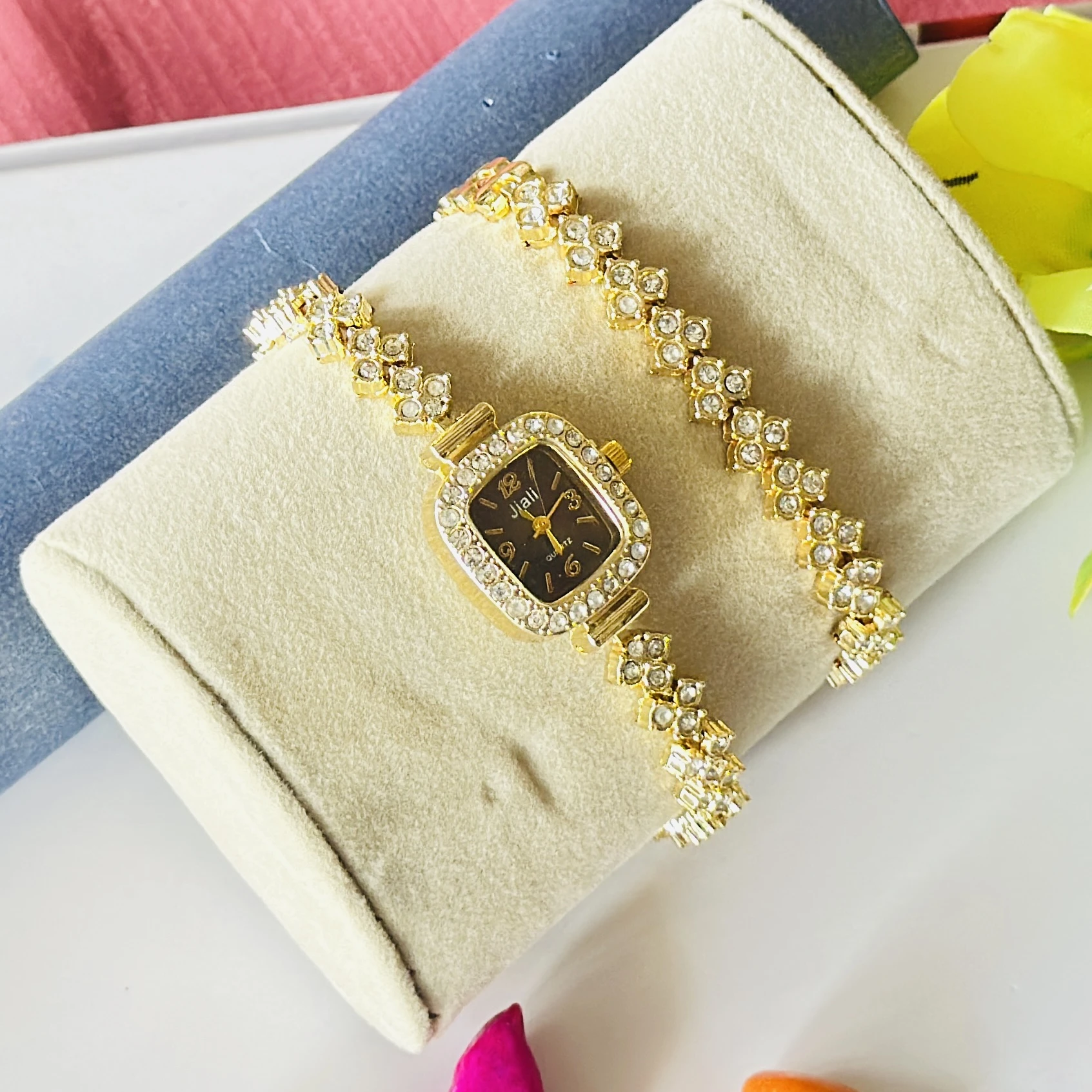 CdyBox Lady Elegant Diamond Bracelet Quartz Watch set in gold