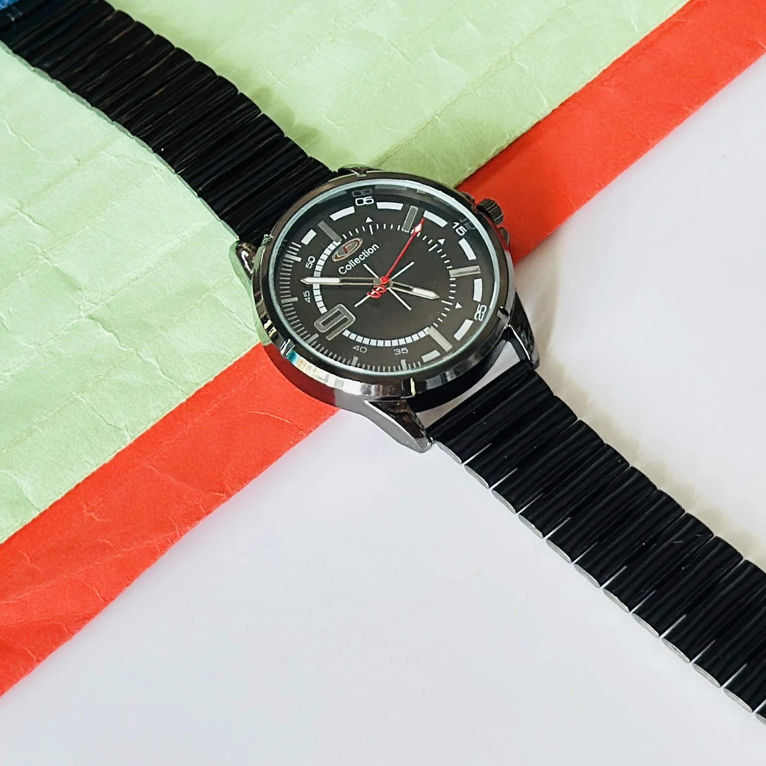 Analogue black dial men's watch