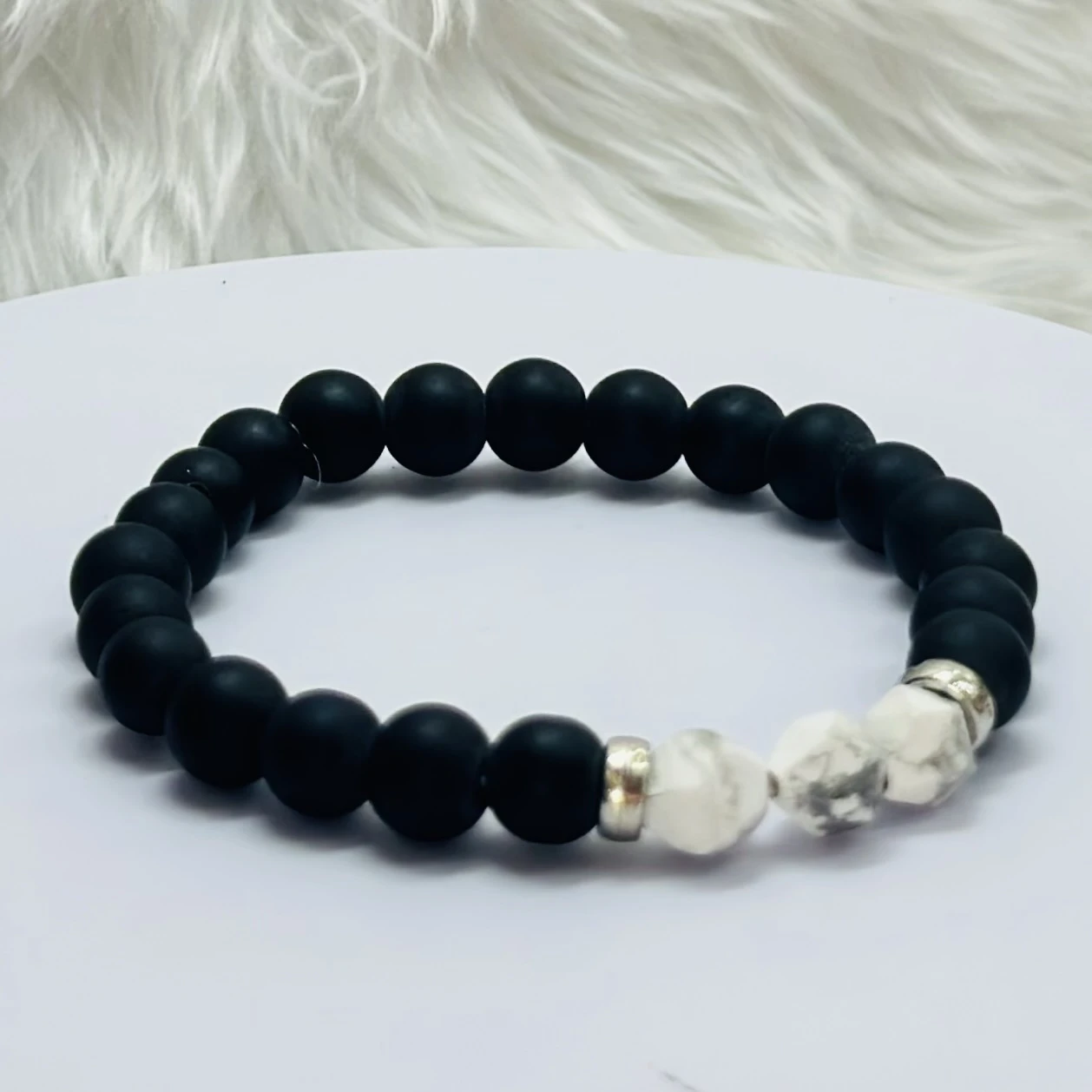 Poise Howlite and Black Onyx natural stone elastic bracelet.