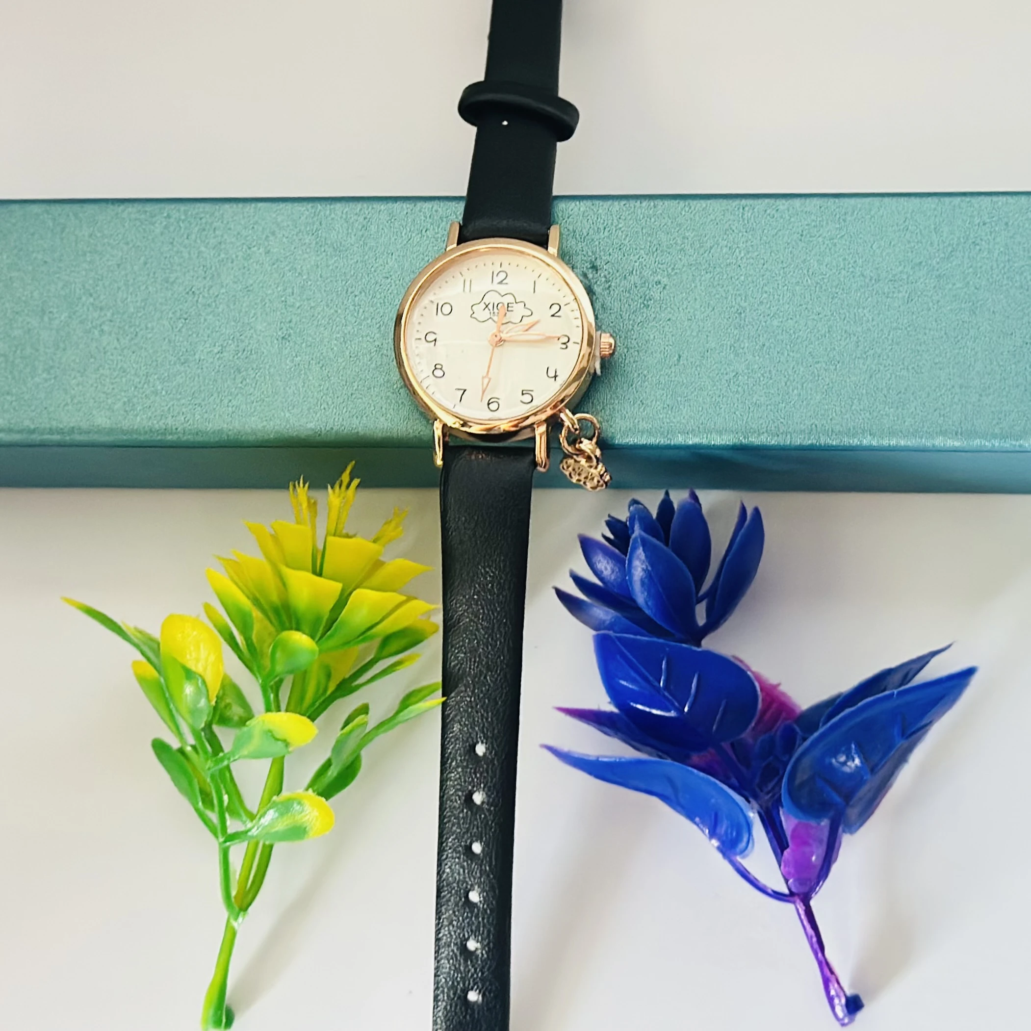 Analog quartz watch for women