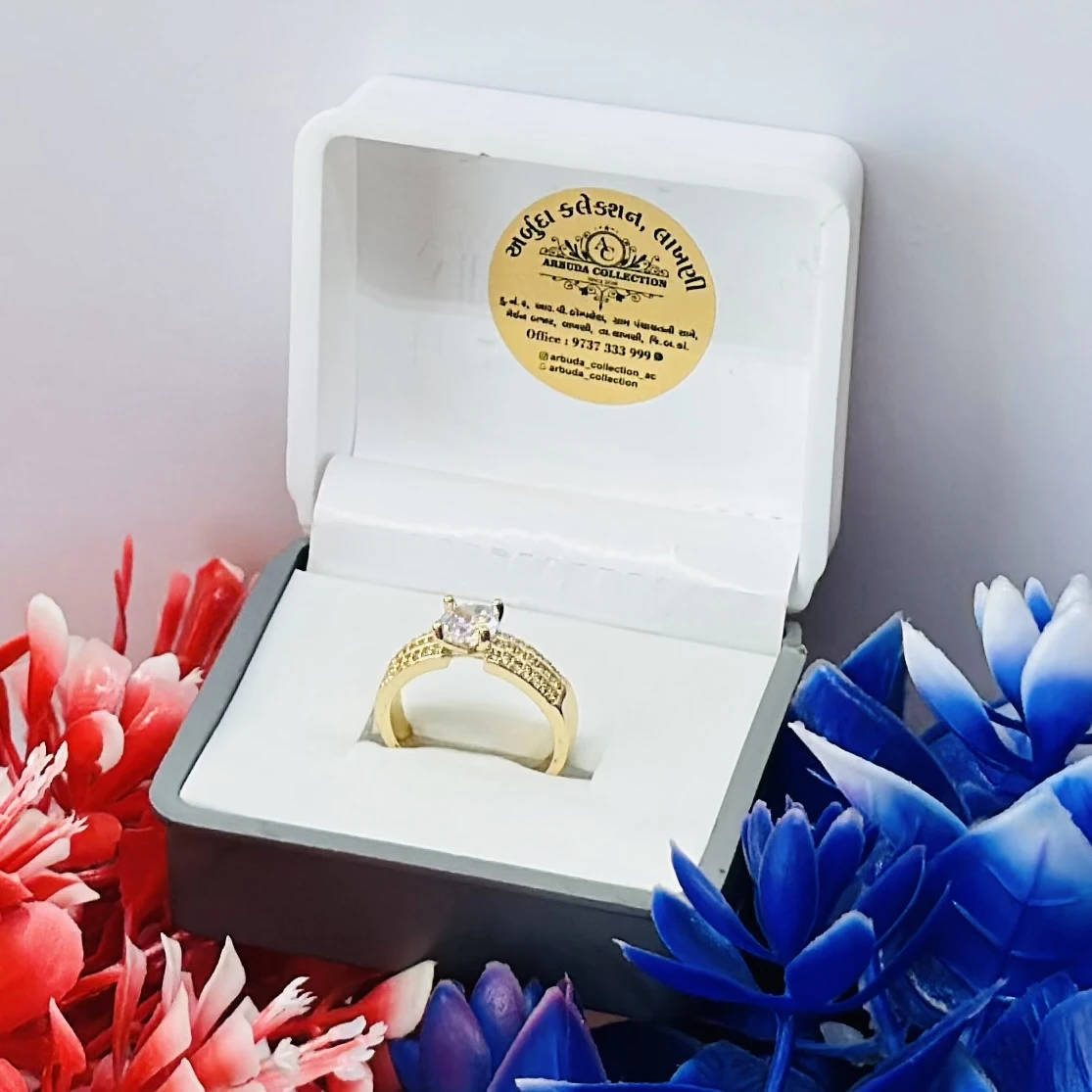Tistabene stone-studded classic ring