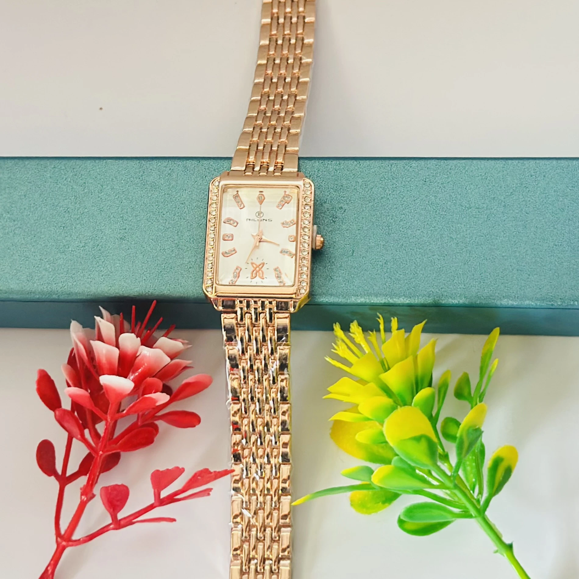 Rose gold analog watch for women’s