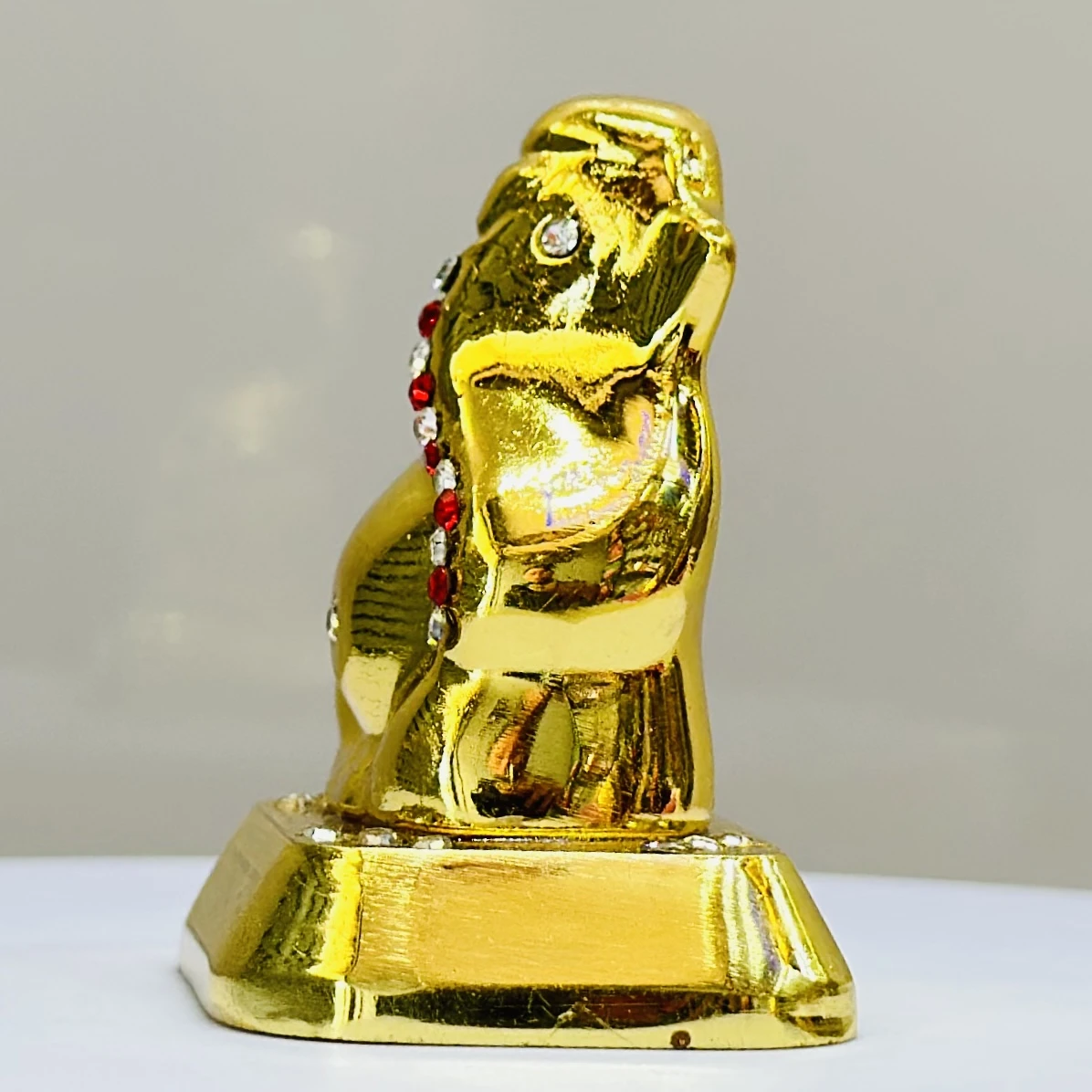 Gold -colored idol of the Hindu deity Ganesha,