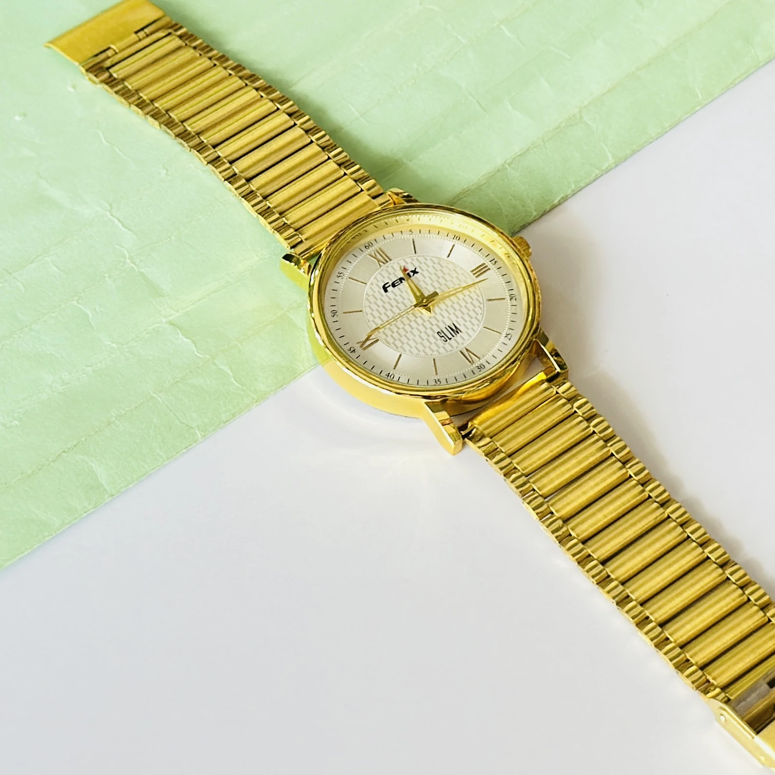 Gold coloured analogue watch for man’s