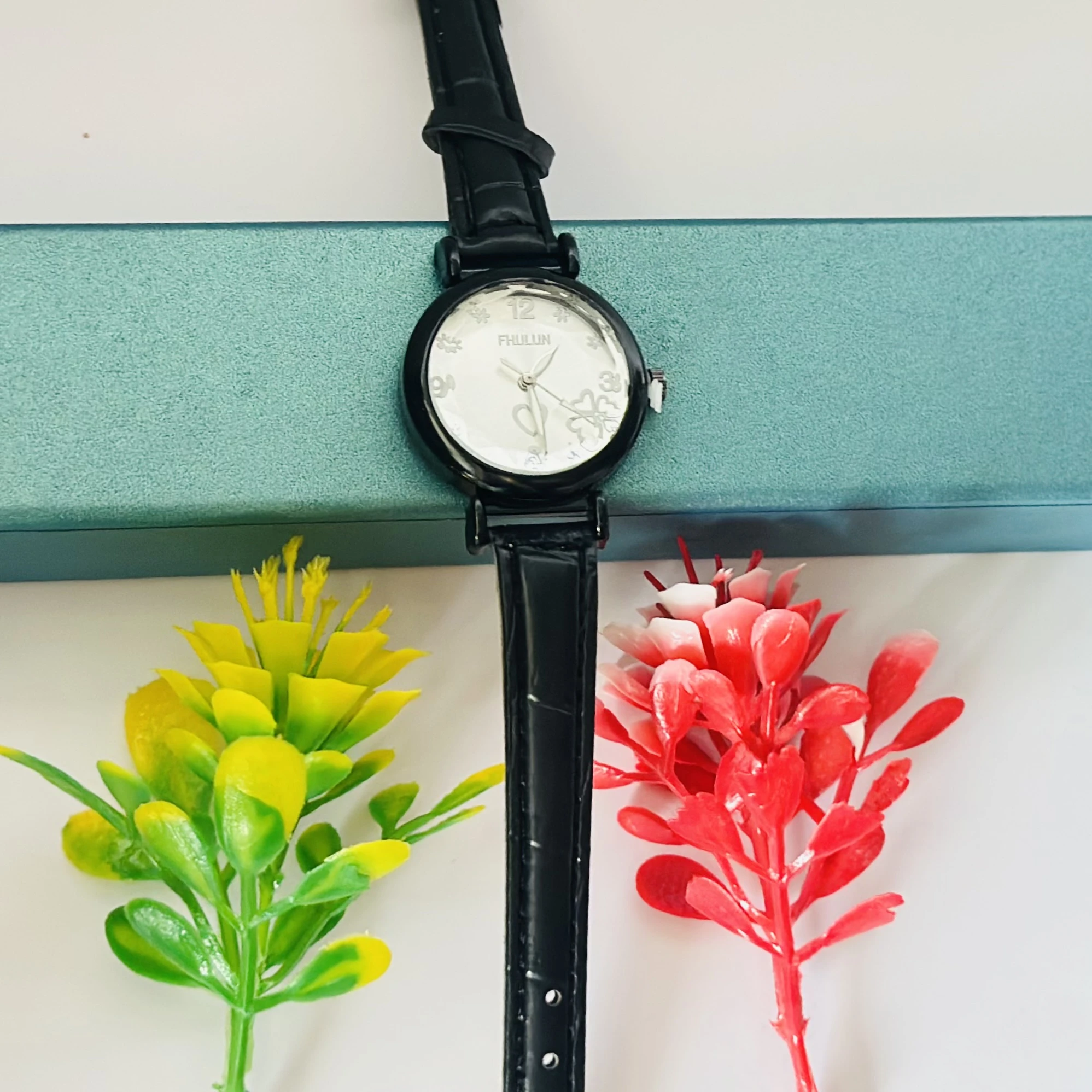 Quartz analog watch for women