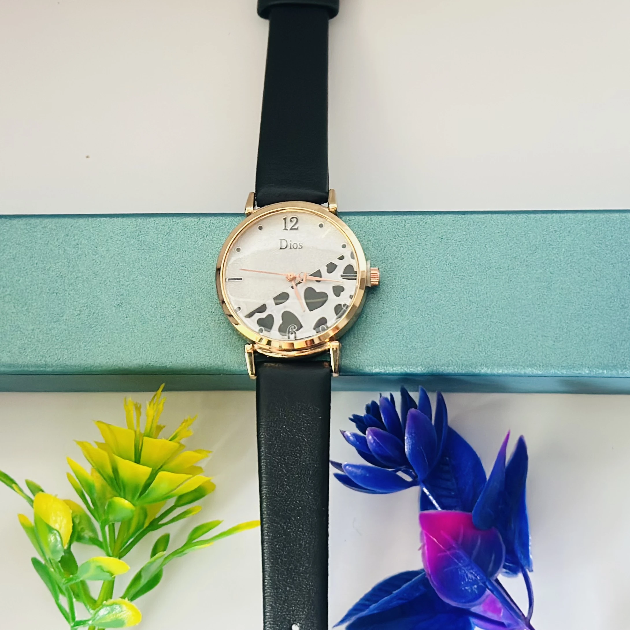 Quartz analog watch for women