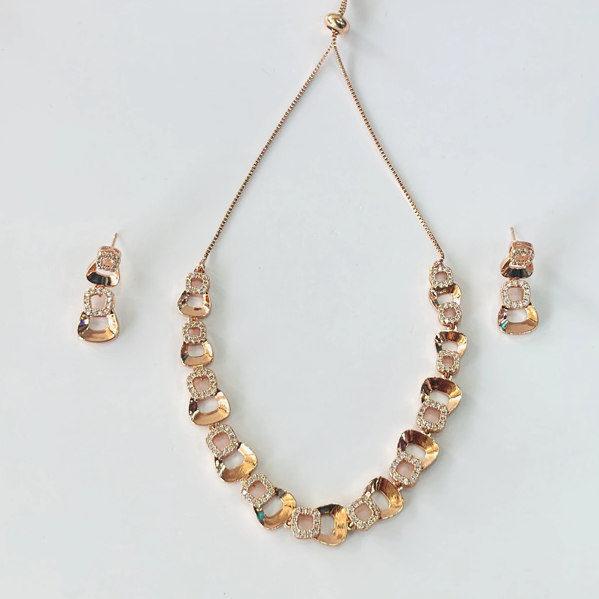 jewellery set consisting of a necklace and a pair of earrings.