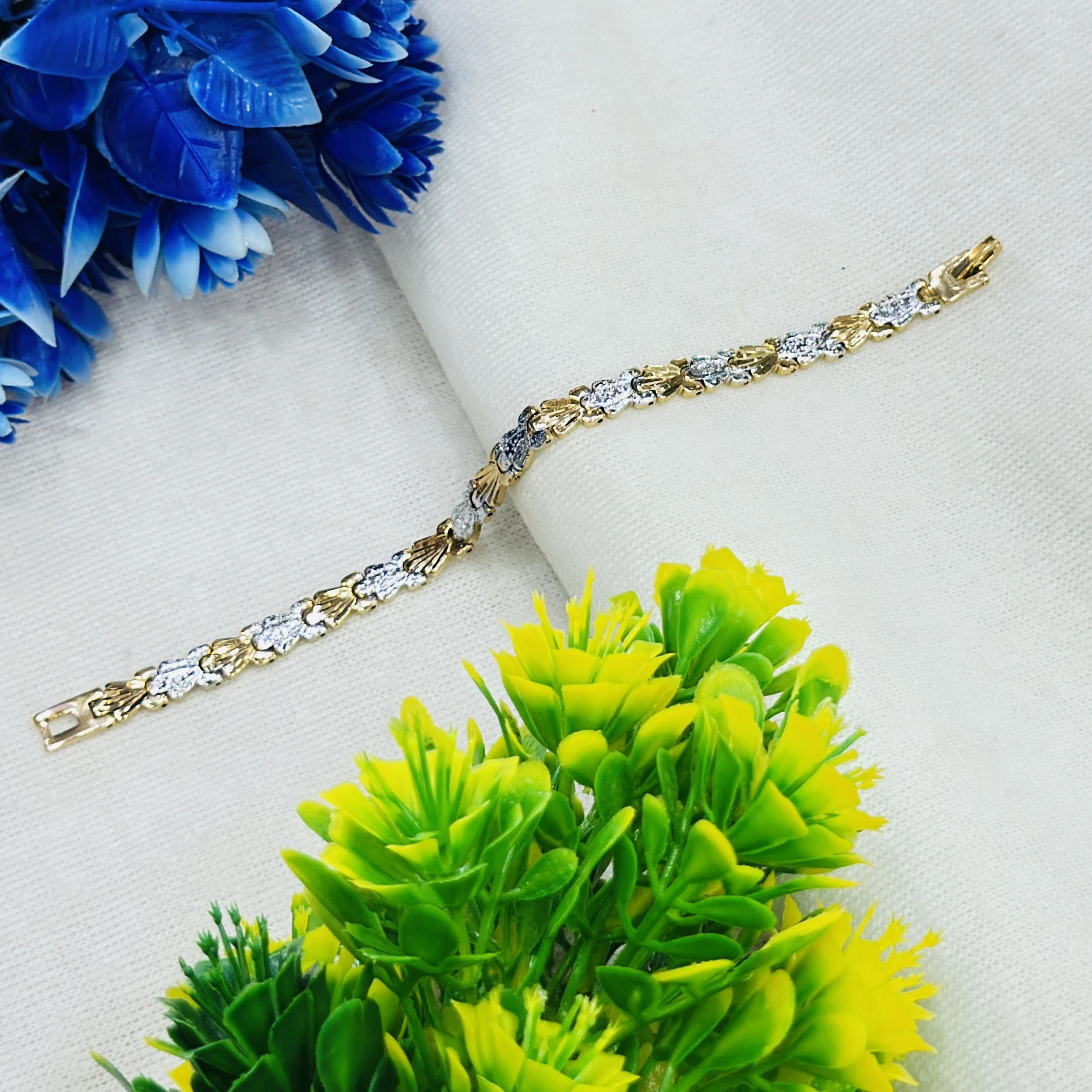 Two tone golden and silver colored link bracelet,