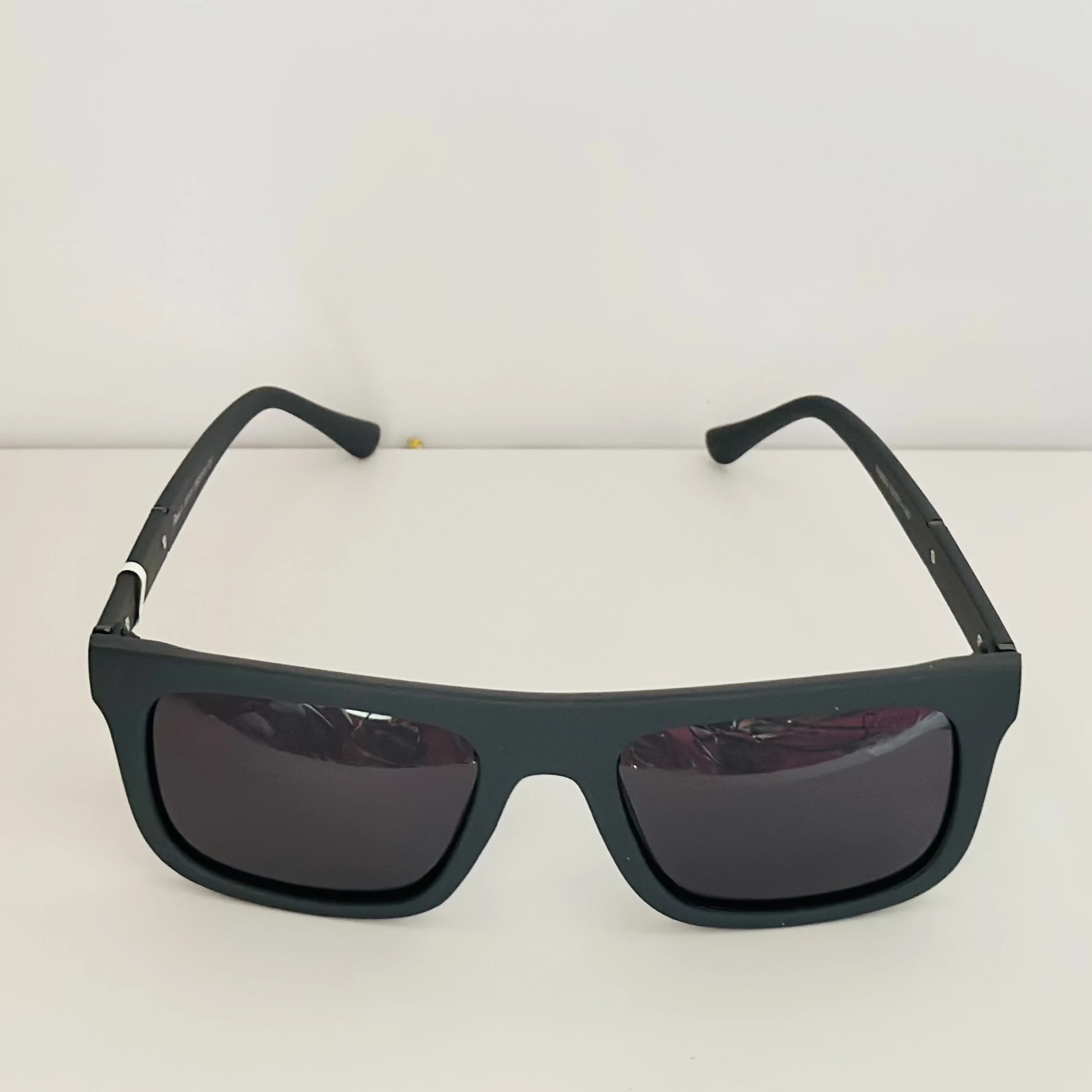 Black square-frame sunglasses