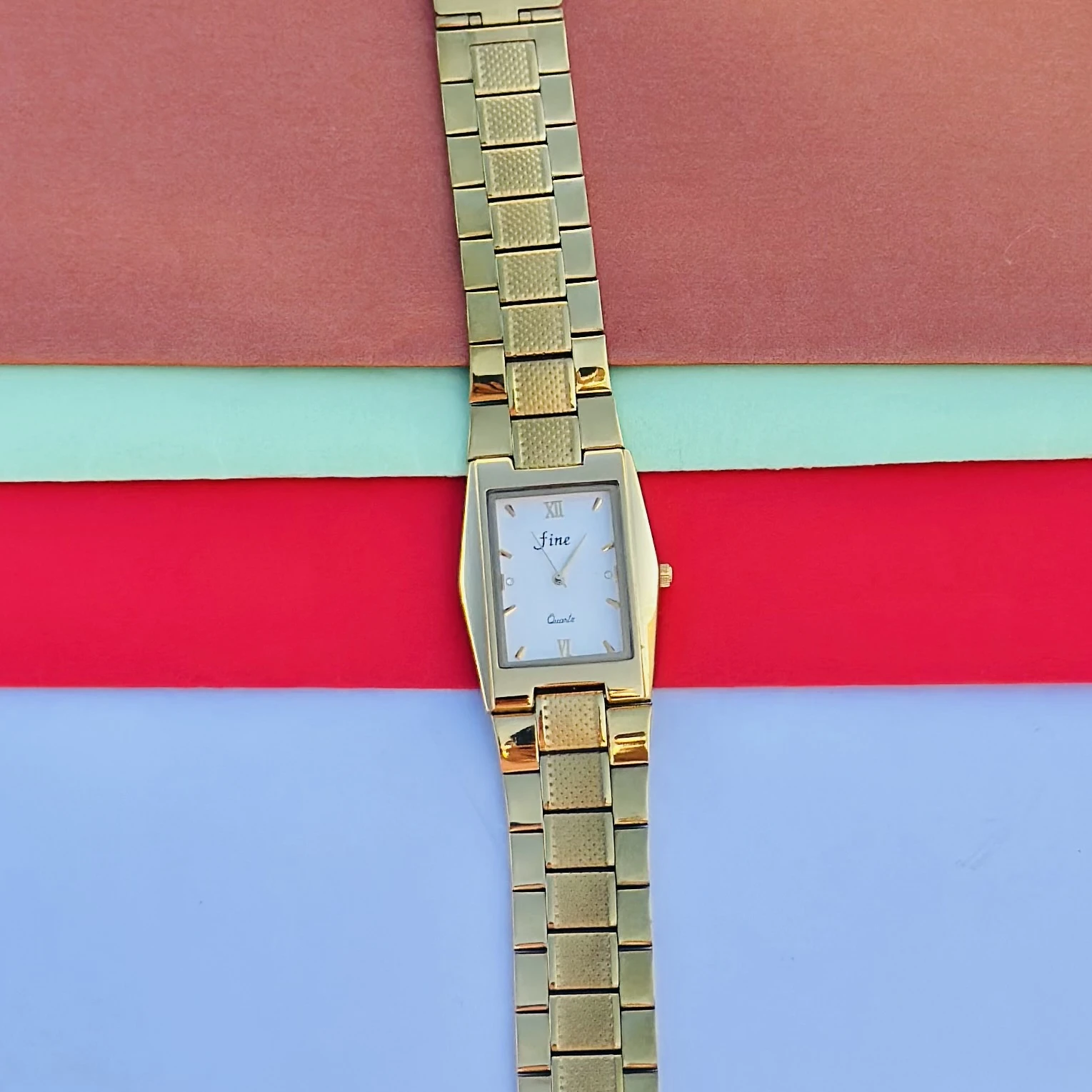 Fine gold-plated analog quartz watch