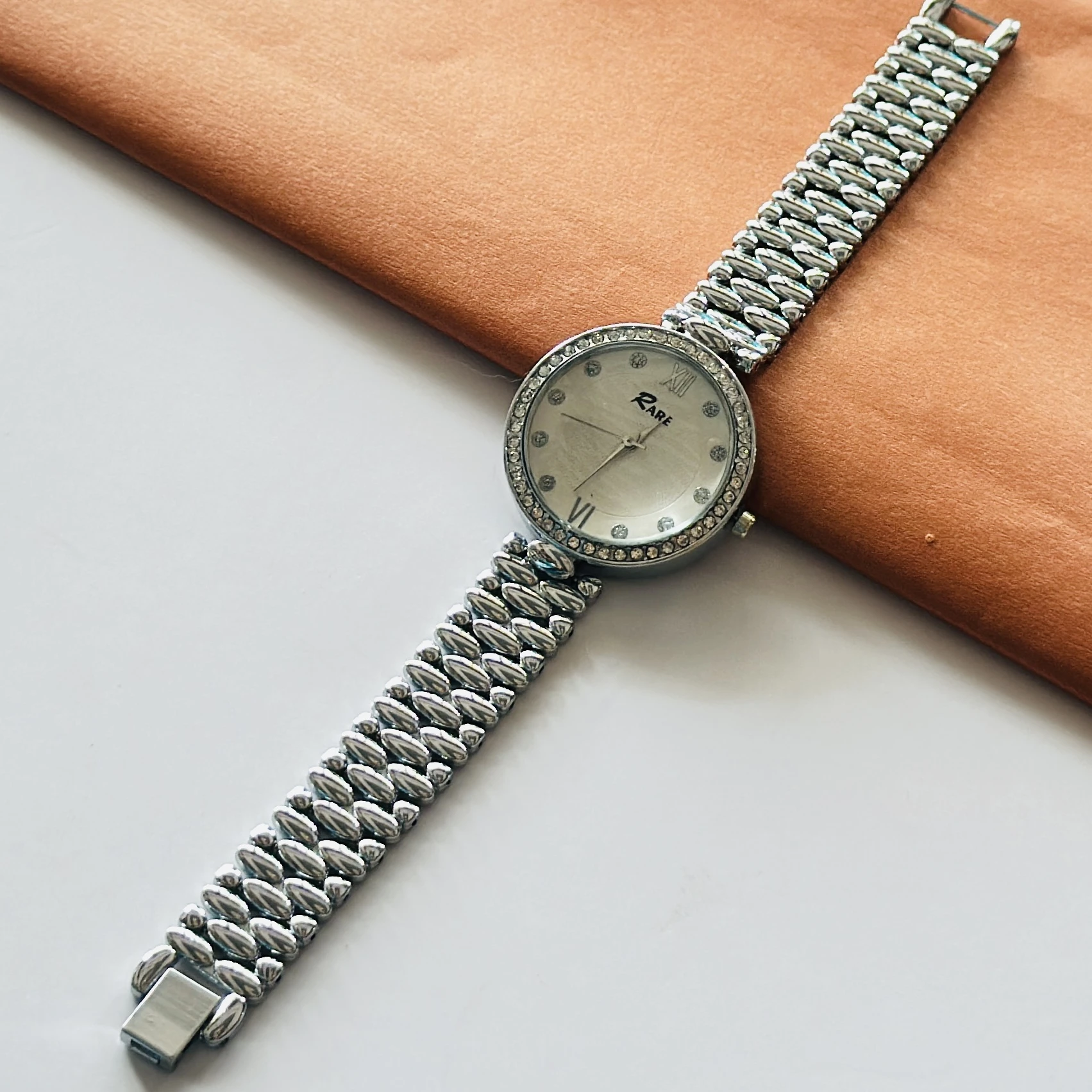Gedi women's analog wristwatch
