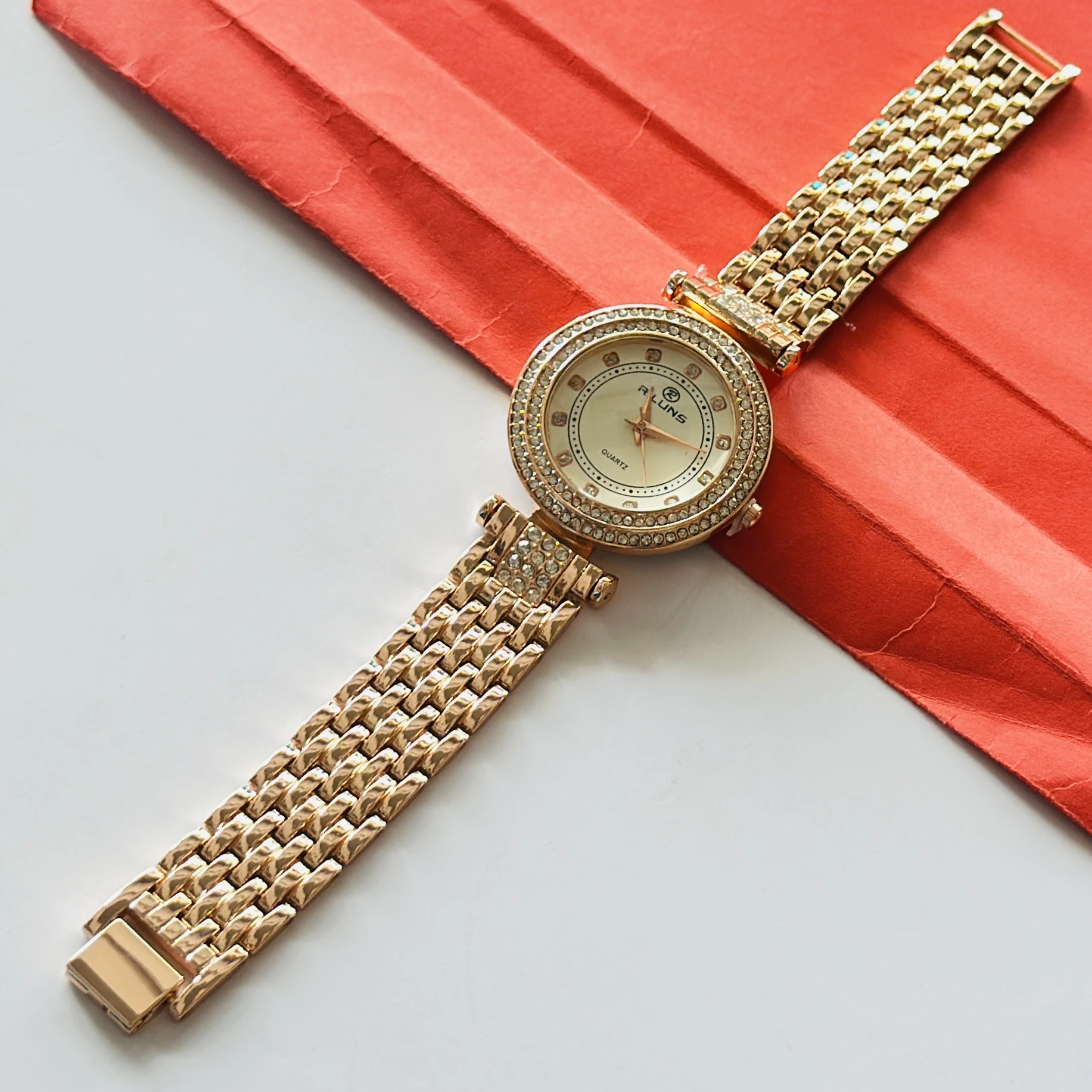 Quartz women's watch in a rose gold tone