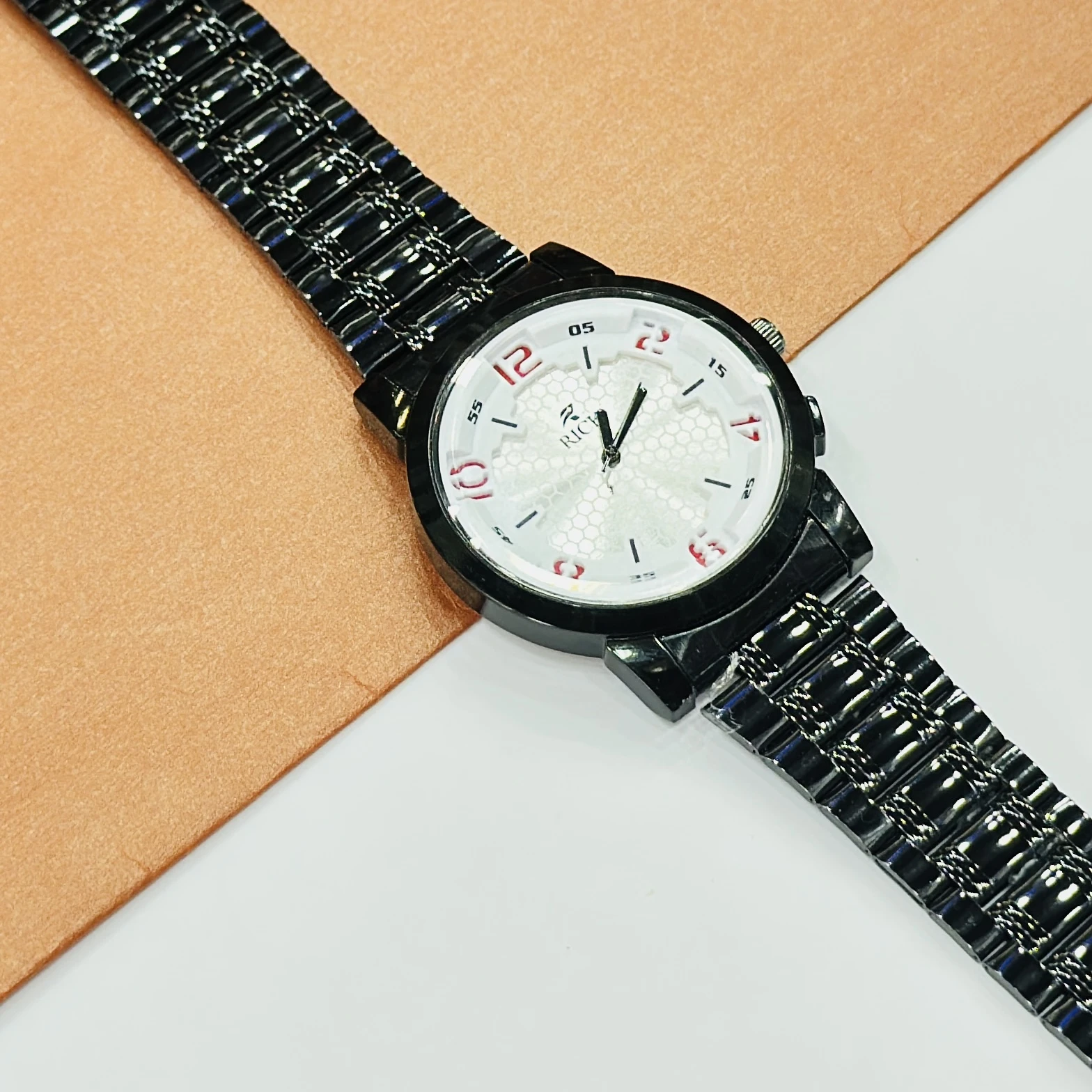 Black coloured Quartz analogue watch