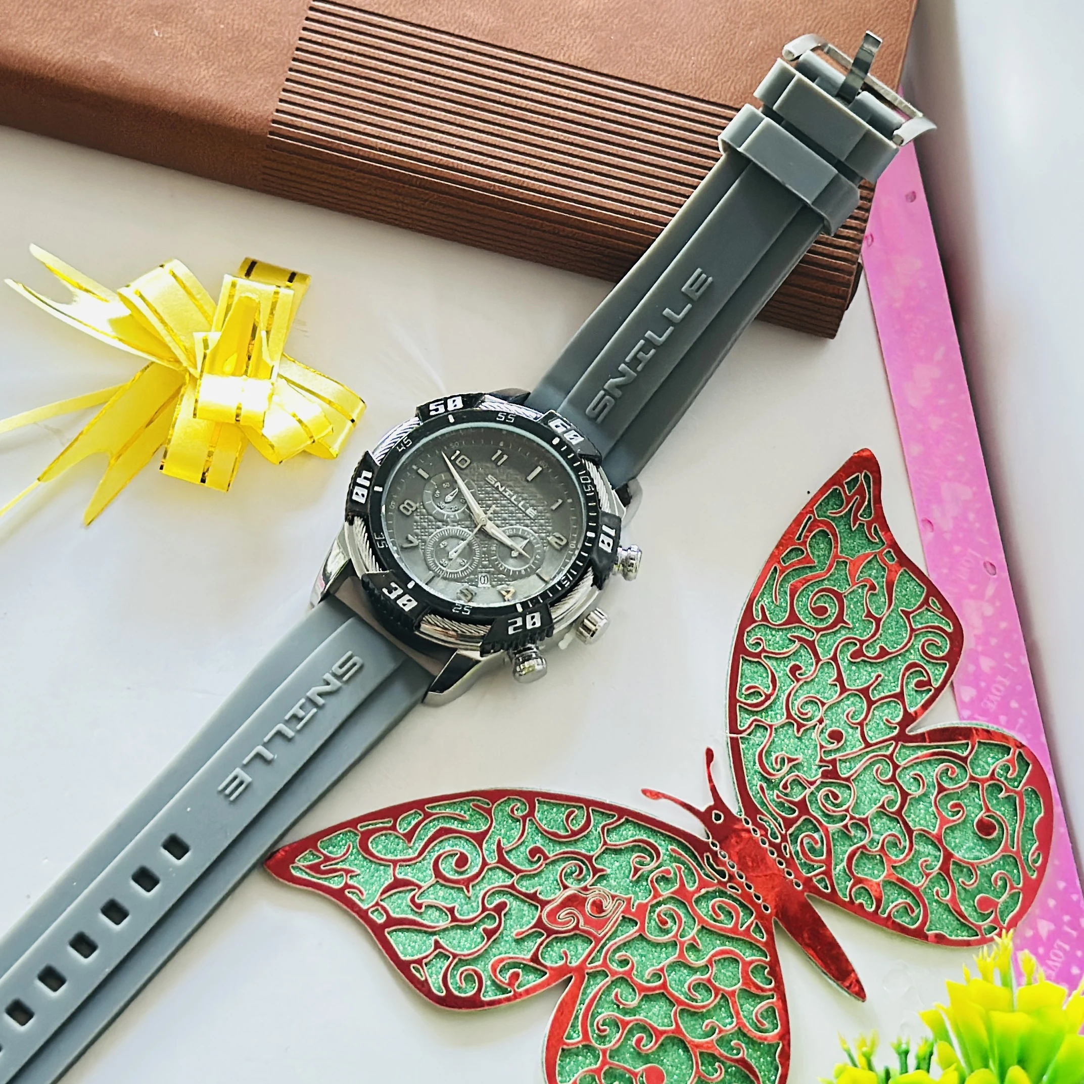 Snille brand analog wristwatch